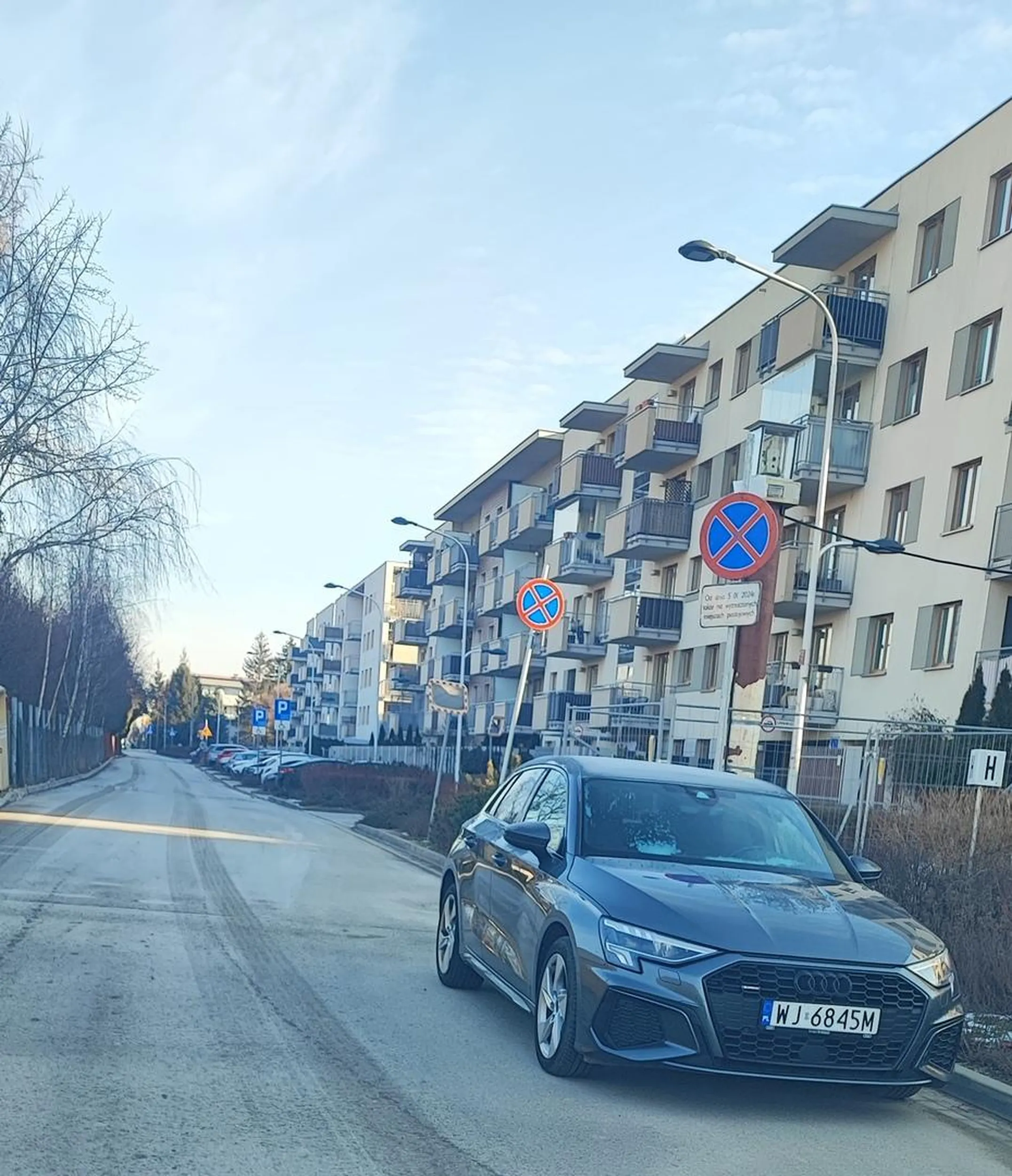 Nie dość, że Pan nie respektuje znaków, które dobrze widać na zdjęciu, w dodatku blokuje na całą noc i nieraz dzień drogę, po której poruszają się mieszkańcy i liczne pojazdy budowy dużych gabarytów, a na zwrócenie uwagi odpowiada opryskliwie...