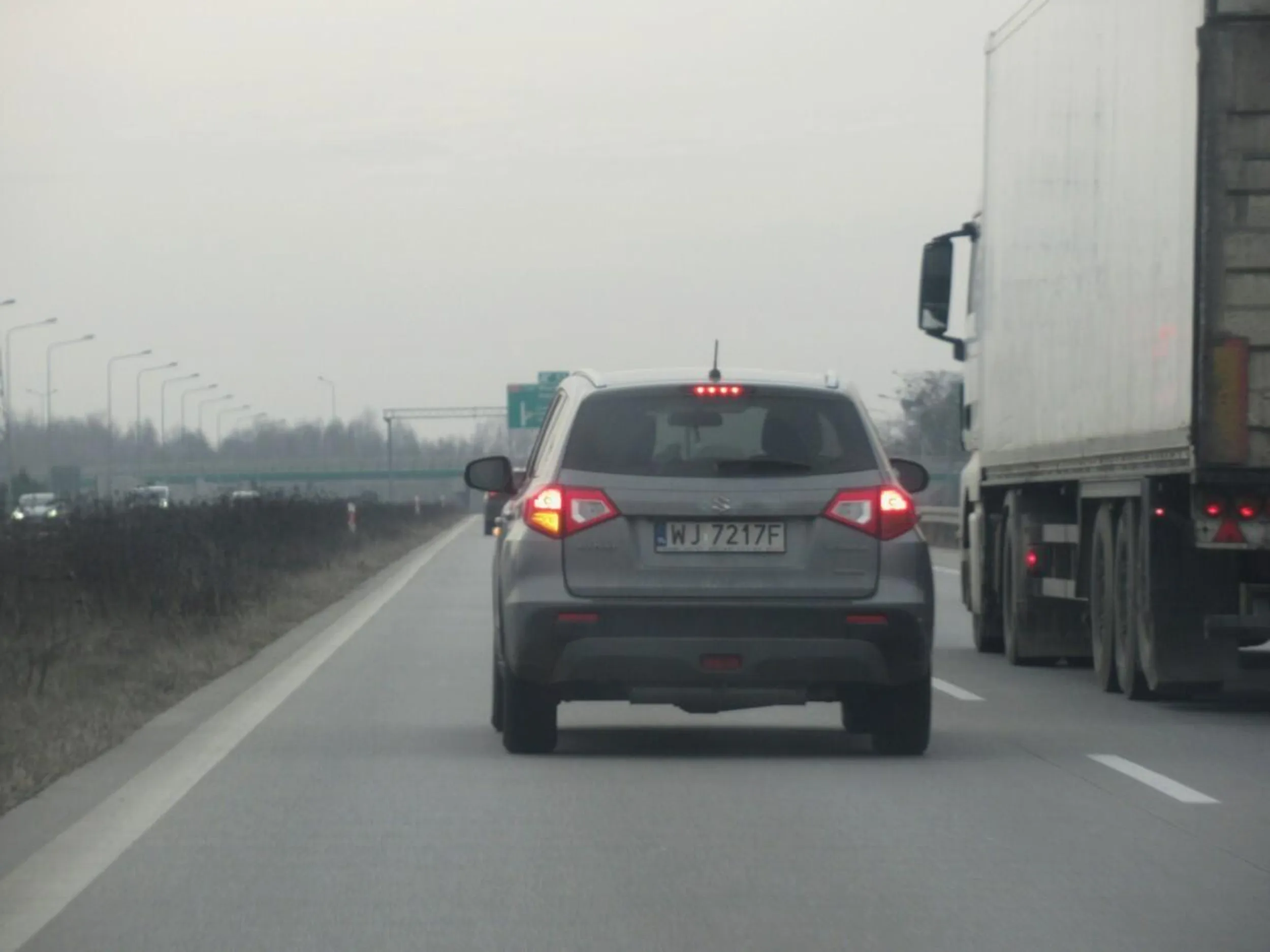 Warszawiak na S8 w okolicach Żabiej Woli tak się spieszył, że wyprzedził mnie z prawej strony, a potem nagle tak się bardzo przestał spieszyć, że aż hamował bez powodu na lewym pasie.