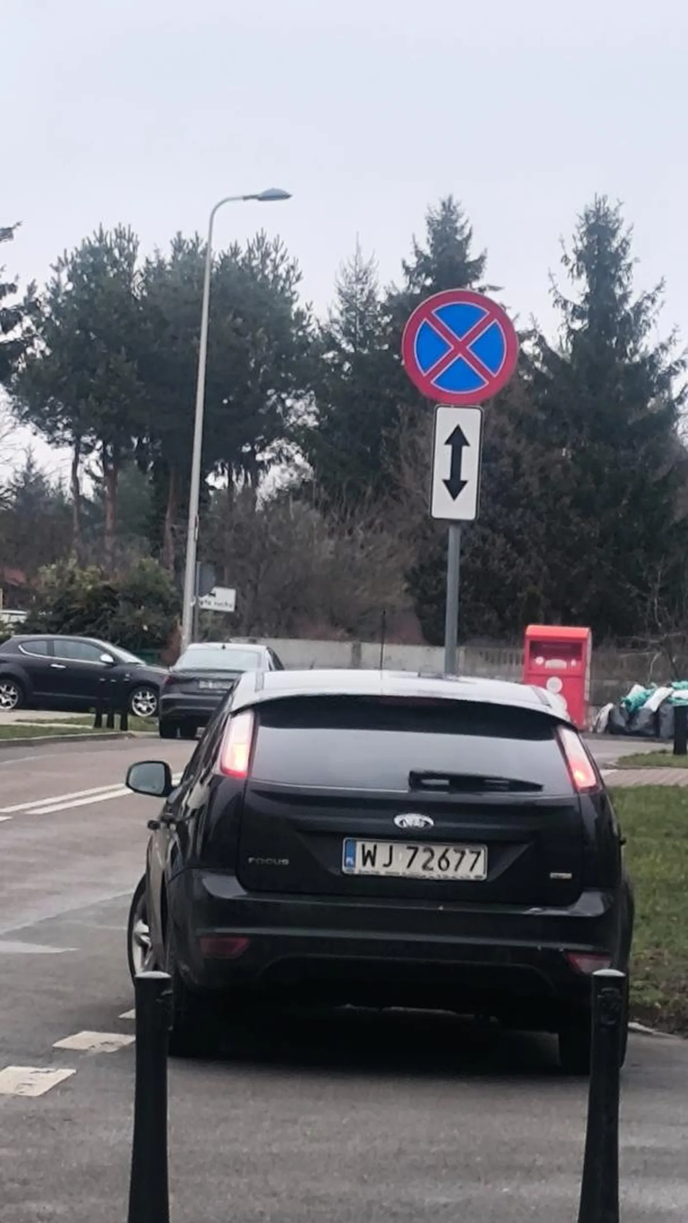 Prawie wjechał na mnie i moje dziecko na przejściu dla pieszych,nie zwolnił prędkości i szybko zniknął.