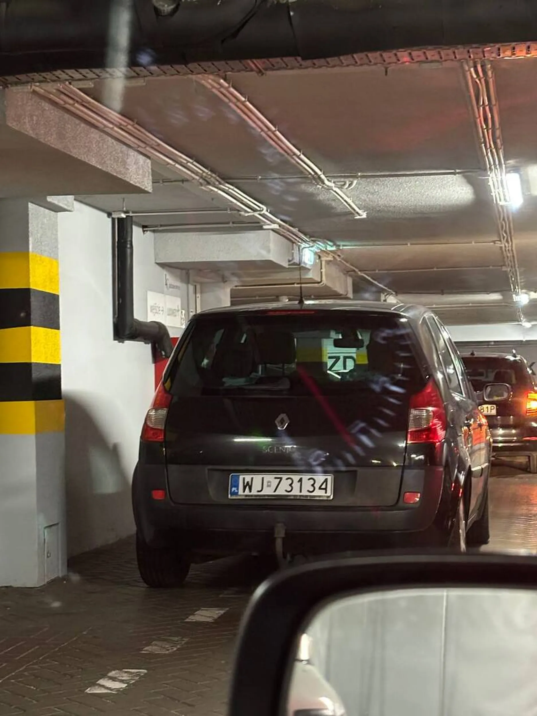 Stary kretyn blokuje drogę na parkingu podziemnym i krzyczy na innych uczestników ruchu kiedy zwracają mu uwagę.
