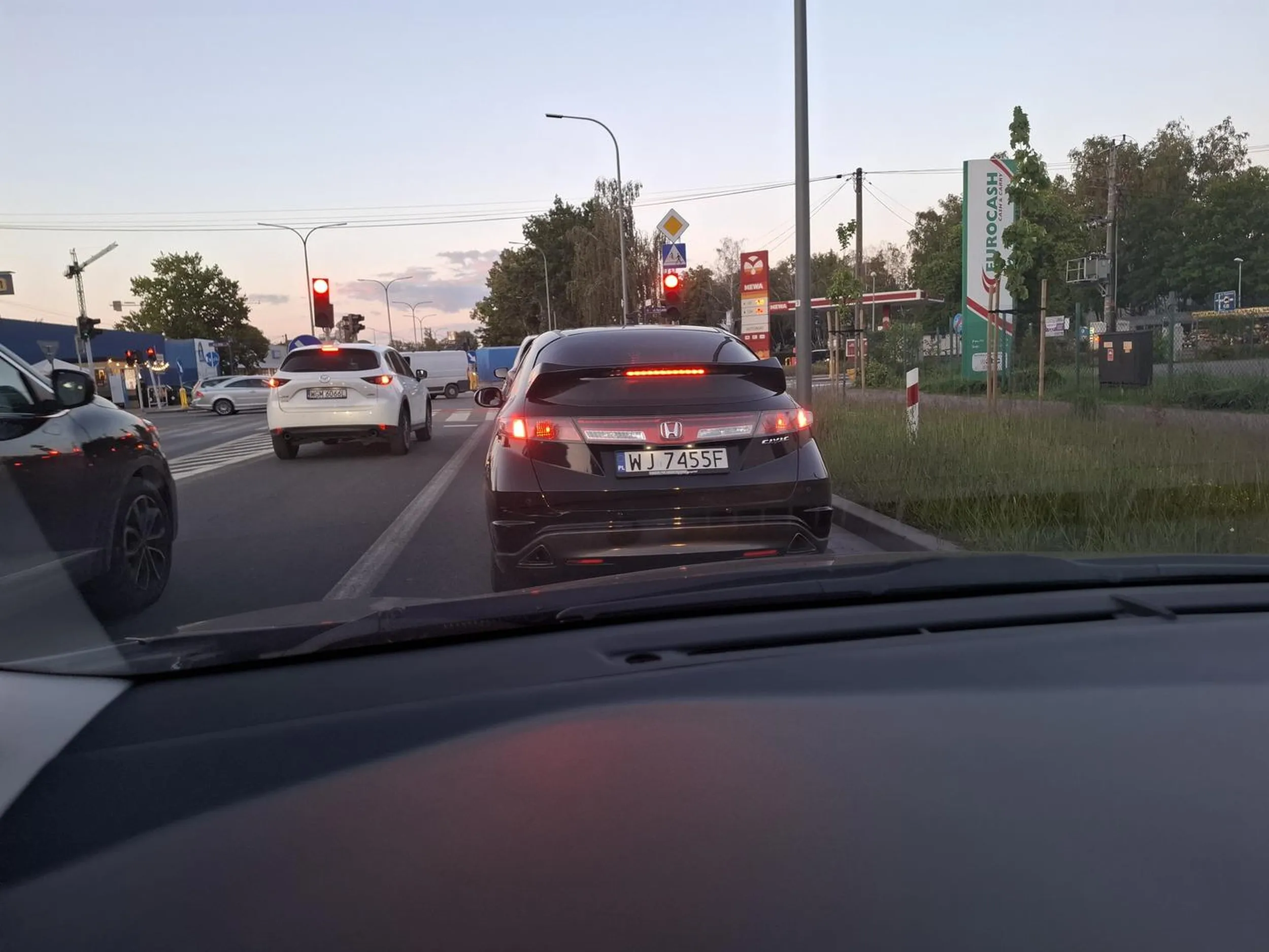 Uwaga na klienta. Wymusza pierwszeństwo, zajeżdża drogę, ewidentnie chce sprowokować stłuczkę. Prawo jazdy z jajka niespodzianki.