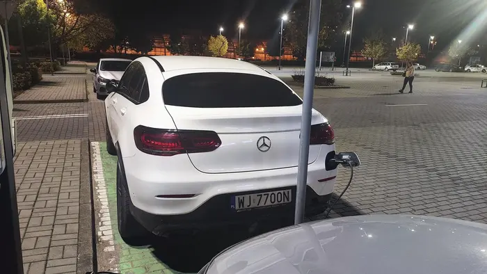 Uważajcie na ciecia z Mercedesa WJ 7700N. Na Factory Annopol z dwóch ładowarek działa tylko jedna. Jakie było moje zdziwienie gdy wróciłem do auta a moja ładowarka została przez ciecia z Mercedesa przełożona w niedziałające gniazdo , zaś sam wpiął się w gniazdo z którego korzystałem. Odłączył mnie tak szybko że auto naładowałem tylko 10%