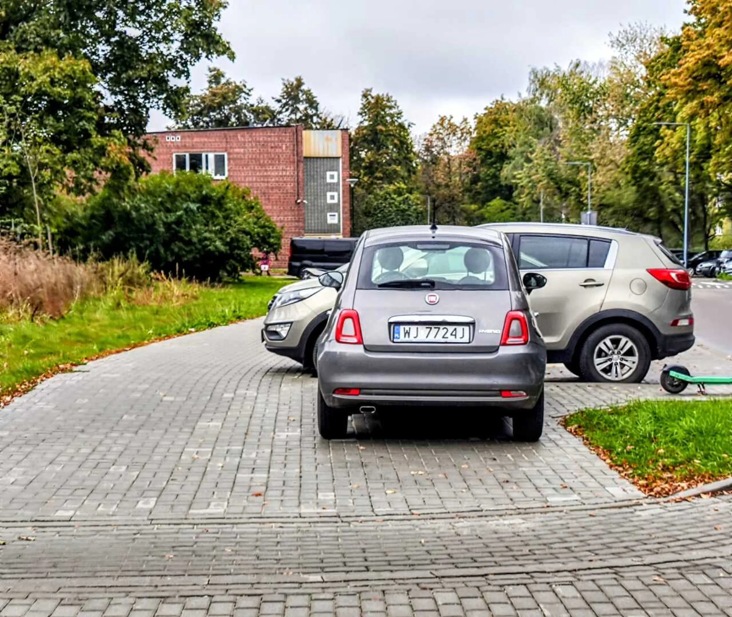30.09.2025, Lublin, ul. Konrada Wallenroda Szary Fiat WJ7724J: postój pojazdu na drodze dla pieszych
