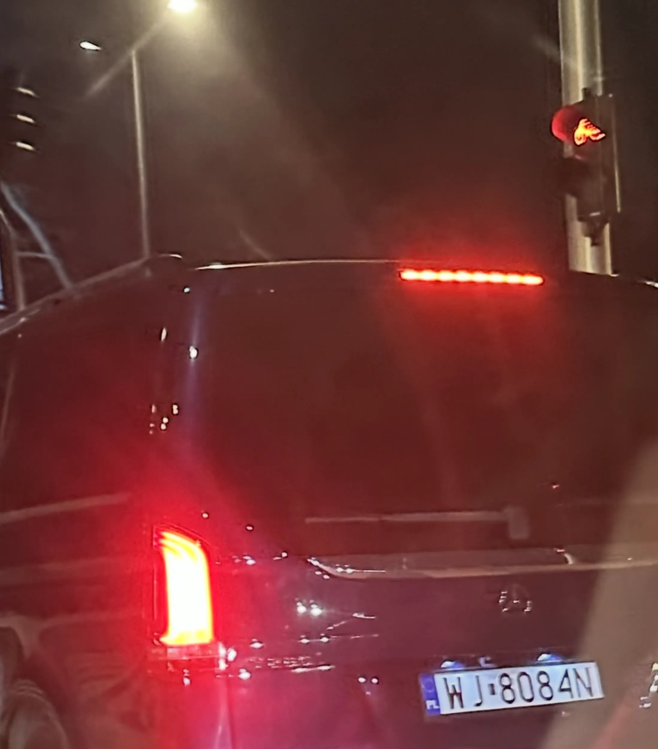 Świr po sześćdziesiątce. Najpierw wielokrotnie wymusza kolizję (prawdopodobnie dla zabawy, nawet nie odszkodowania). Potem ściga po mieście i cyka fotki z niewiadomych przyczyn. Unikać szerokim łukiem.