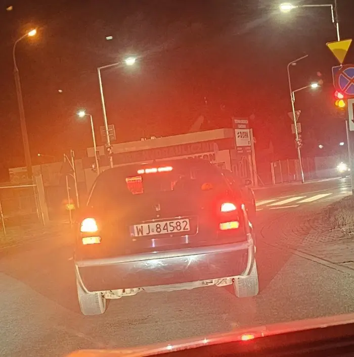 Jak takie gruzy są w ogóle dopuszczone do ruchu?! Kopci dieslem tak, że stojąc na światłach s dużej odległości za nim - można sie udusić!