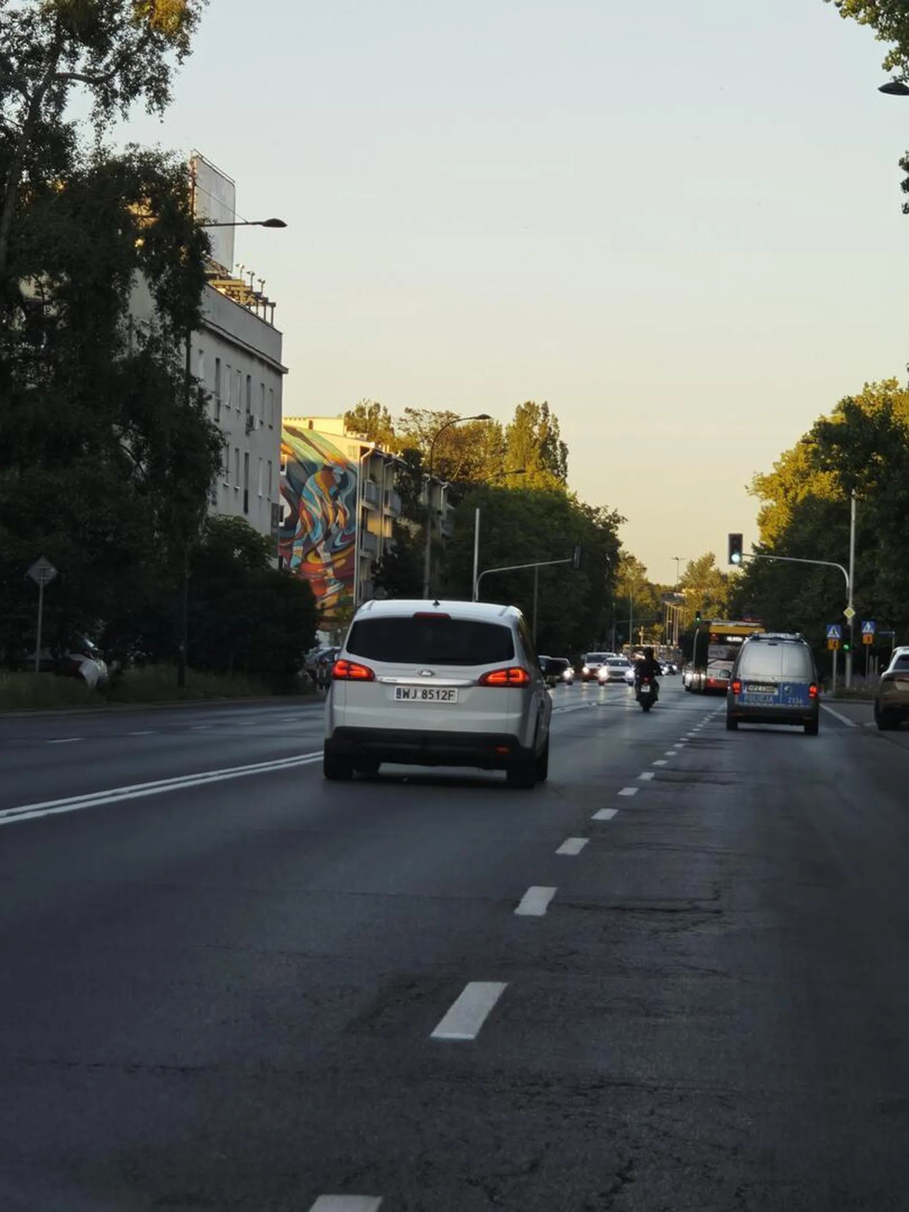Pan w samochodzie notorycznie zbliżał się od tyłu na niebezpieczną odległość do mojego samochodu, świecił długimi, trąbił co jakiś czas choć jechałem z przepisową prędkością. Jak zmieniłem pas na lewy w mieście znowu zaczął trąbić i świecić długimi, zjechałem więc na prawo. Podjechał do mnie i coś machał rękami. Na przedzie prawego pasa była policja, gdy ją zobaczył nagle zaczął jechać przepisowo i się uspokoił. Nie pozdrawiam kierowcy.