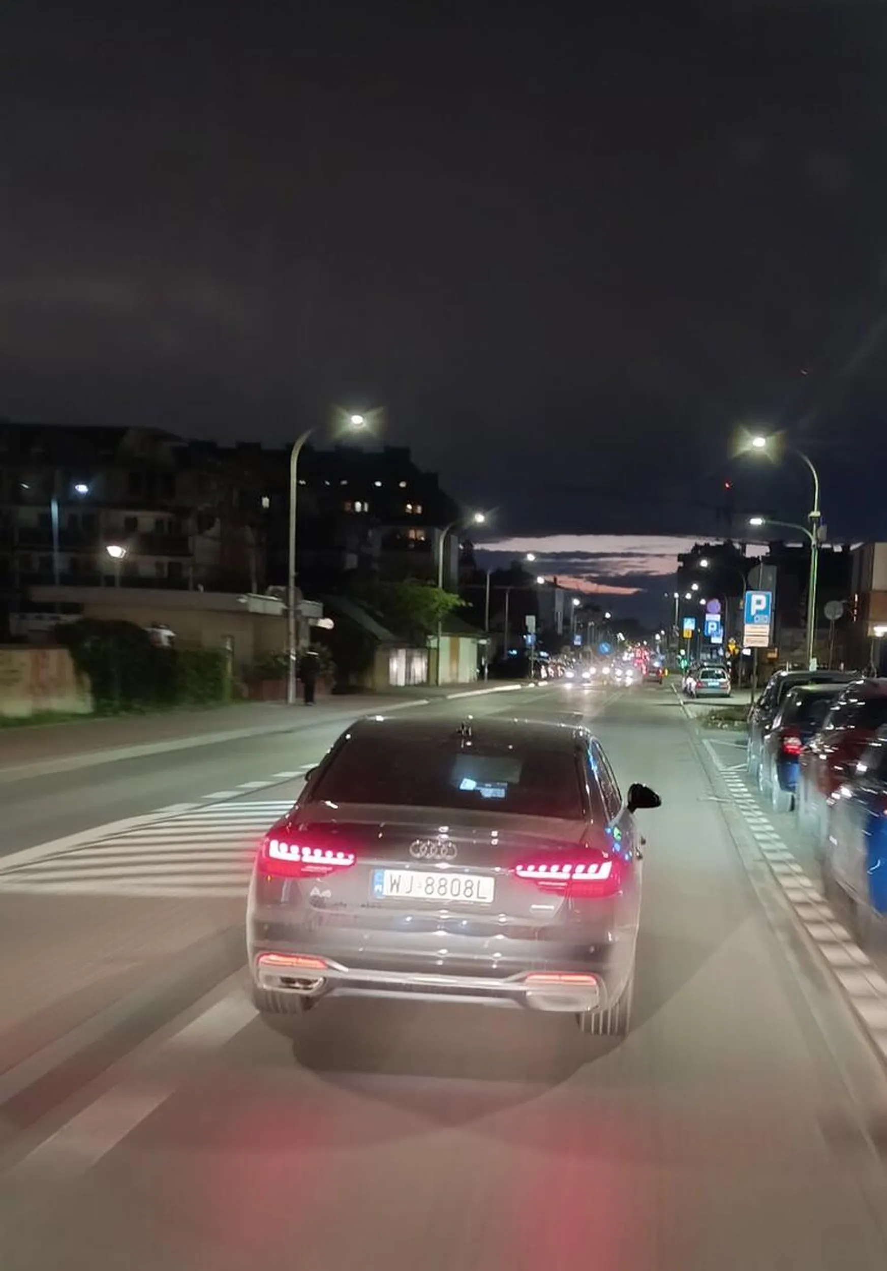 Proszę uważać na Pana z czarnego Audi, jeździ trzymając telefon w ręku, przez kilka kilometrów, nie wpuszcza nikogo na "suwak", a sam się wpier*ala w ostatnim momencie na pas do skrętu. Nie polecam tego "Pana", który zapewne myśli jaki to jest fajny. A na końcu i tak byliśmy obok ?