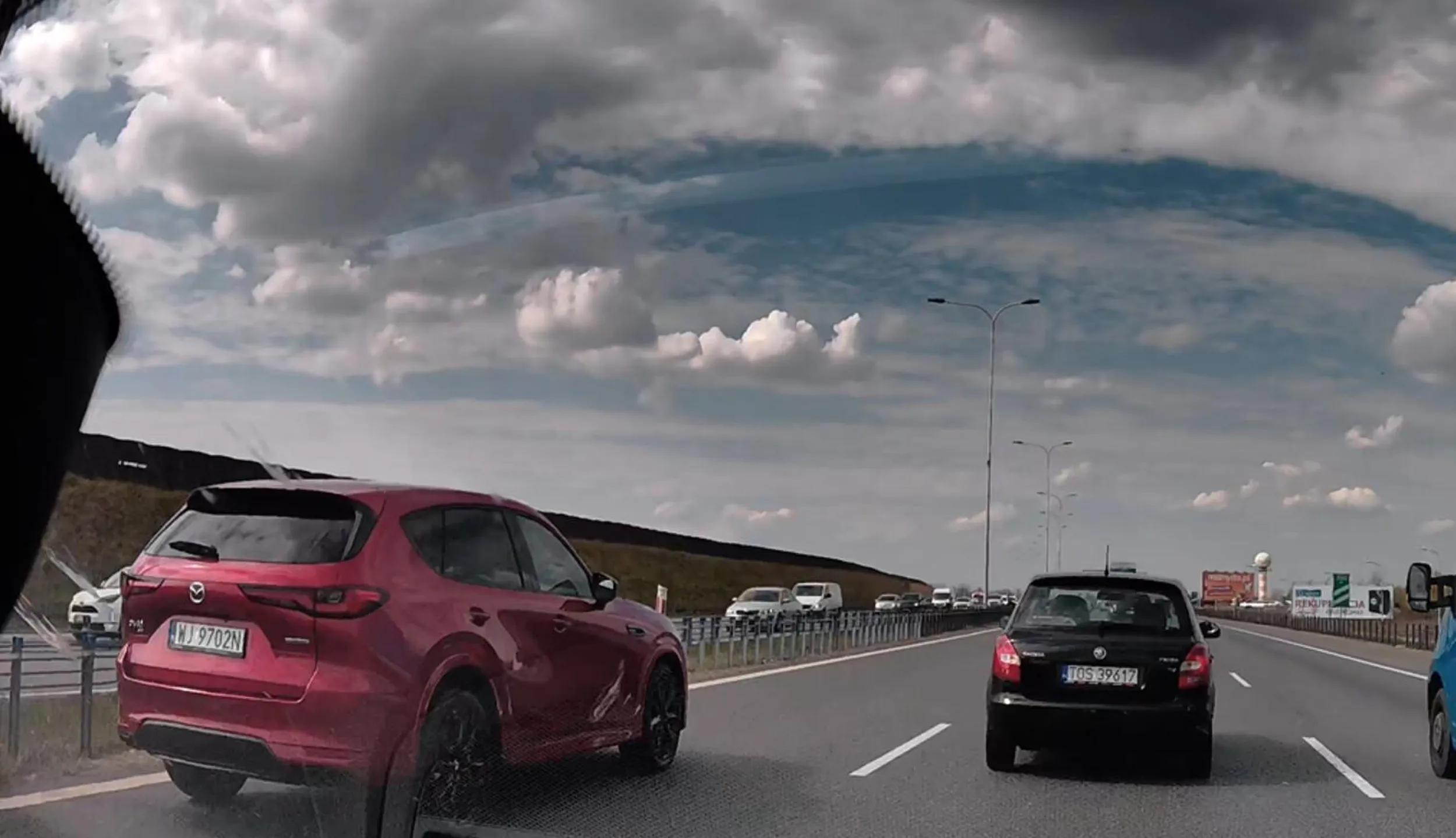 król lewego pasa, o przyspieszaniu przypomina sobie dopiero kiedy jest wyprzedzany prawym