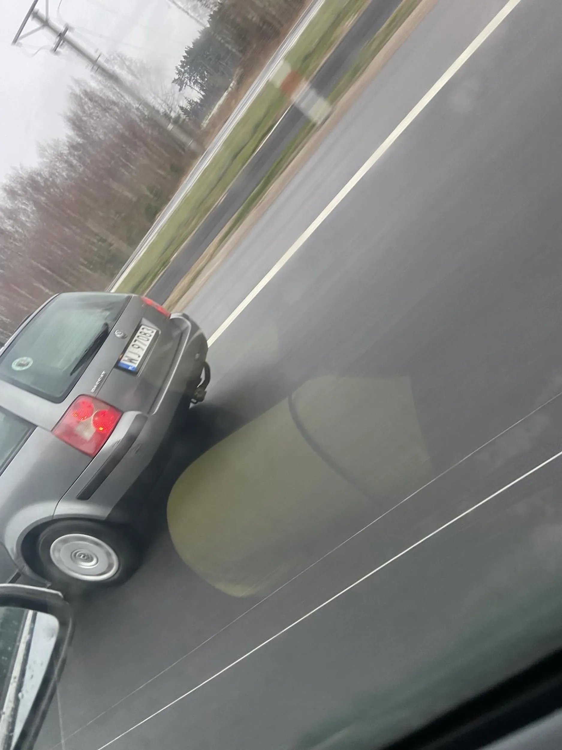 Podczas wyprzedzania nie chciał zjechać na prawy pas tylko hamował złośliwie  . Takim powinni zabierać prawo jazdy