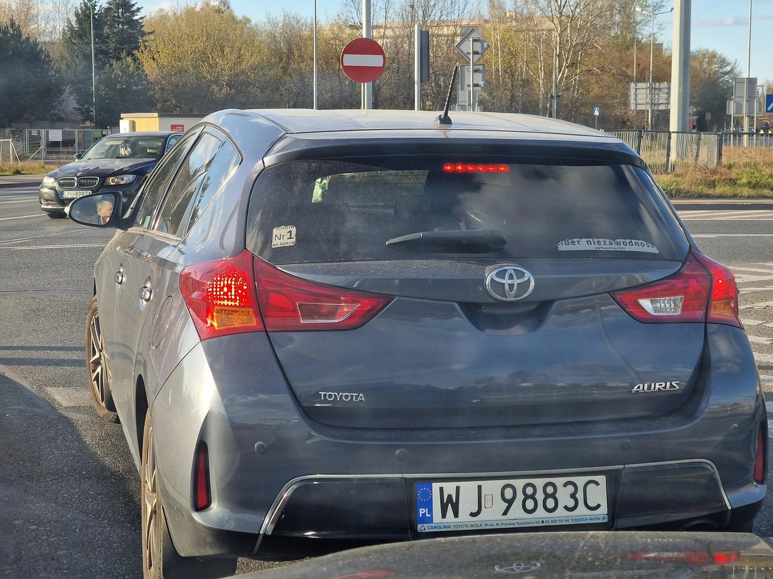 Łobuz za kółkiem pokazujący fucki. Typowy zapierdalacz.