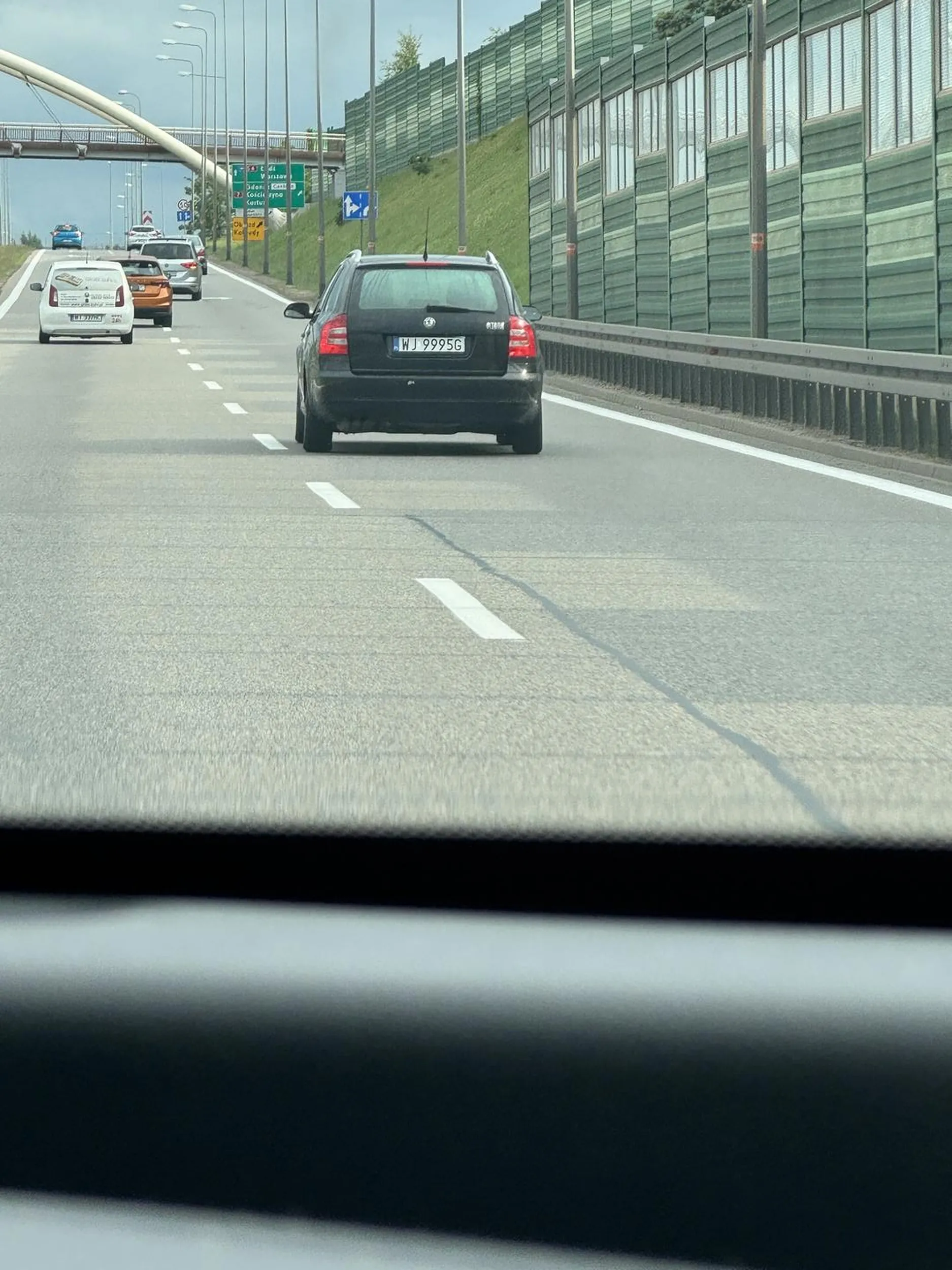 Naucz się człowieku jeździć. To co zrobiłeś na obwodnicy z Gdyni do Gdańska to jest chore. Pas wyłączony z ruchu to chyba sama nazwa sugeruje co to znaczy ale widzę że trzeba przytoczyć tłumaczenie danego słowa.