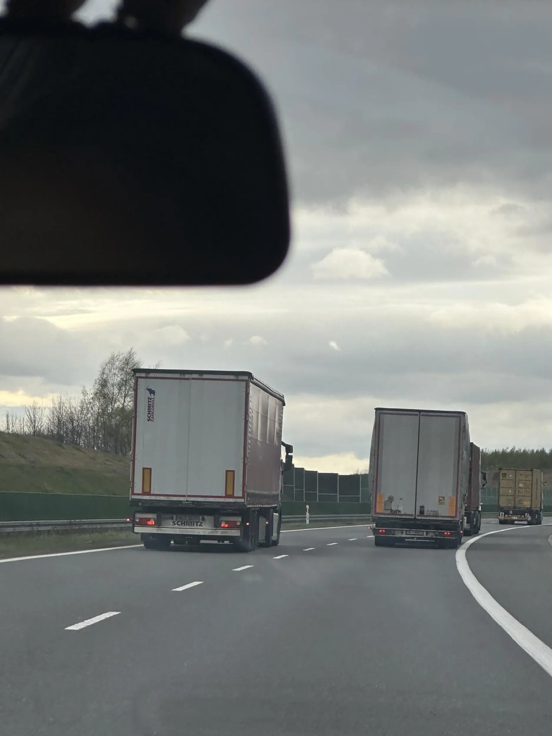 z tego co wiem to tiry nie moga wyprzedzac na dwupasmowej autostradzie nie mam racji?