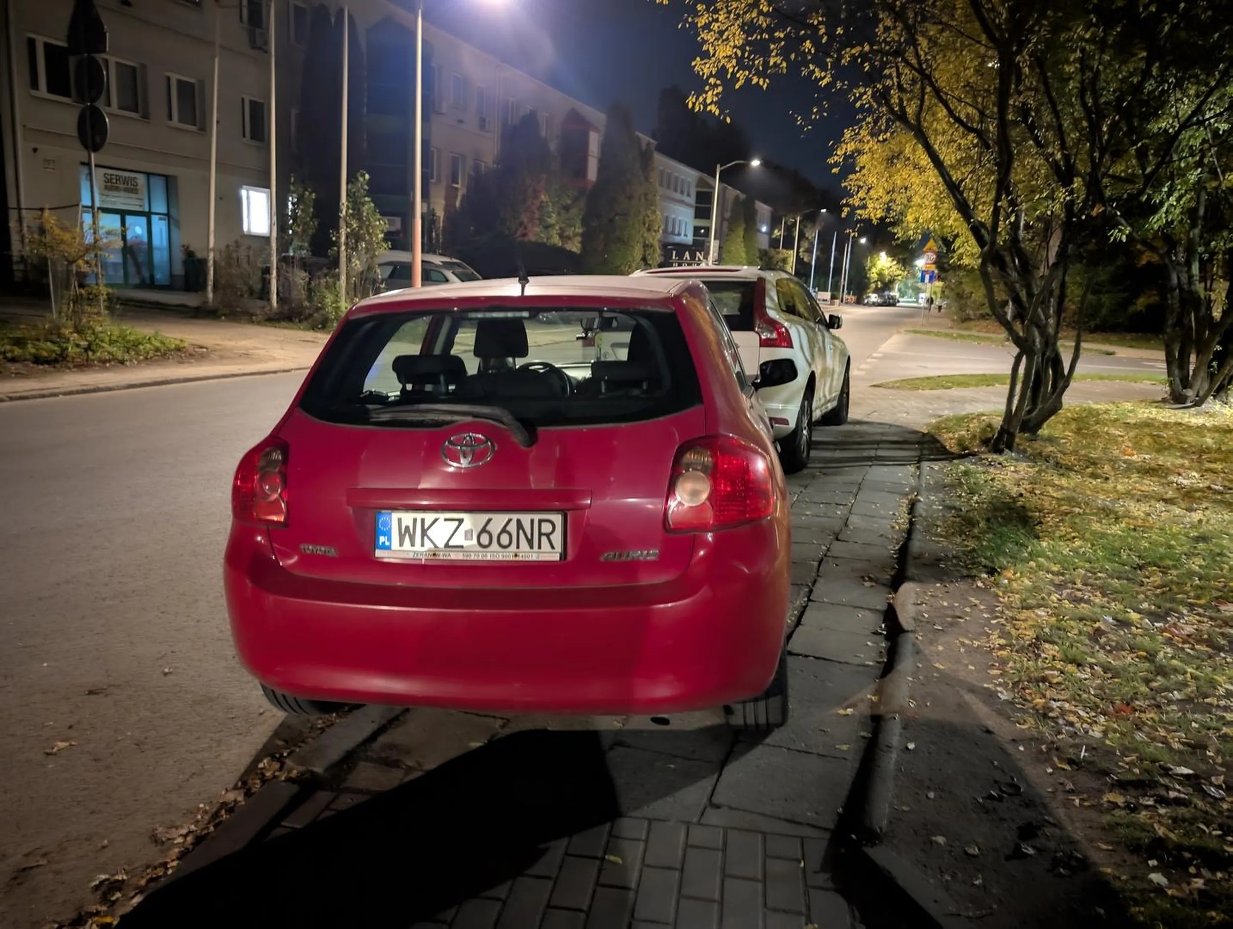 To widzę, nie pierwszy komentarz i pewnie nie ostatni tego kierowcy, dobrze ze nie wjechał w całości na parking.