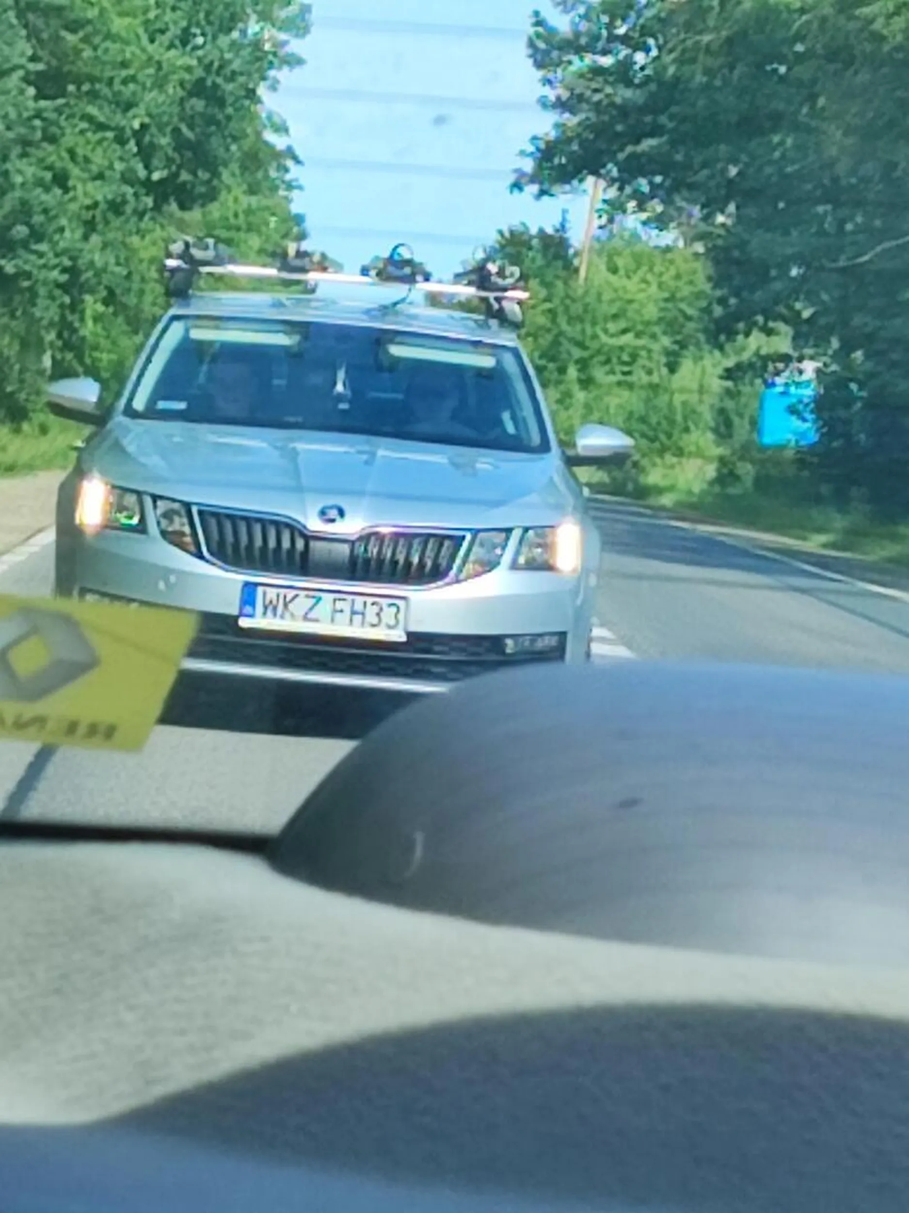 Siedzi mi na ogonie i ciągle mruga długimi