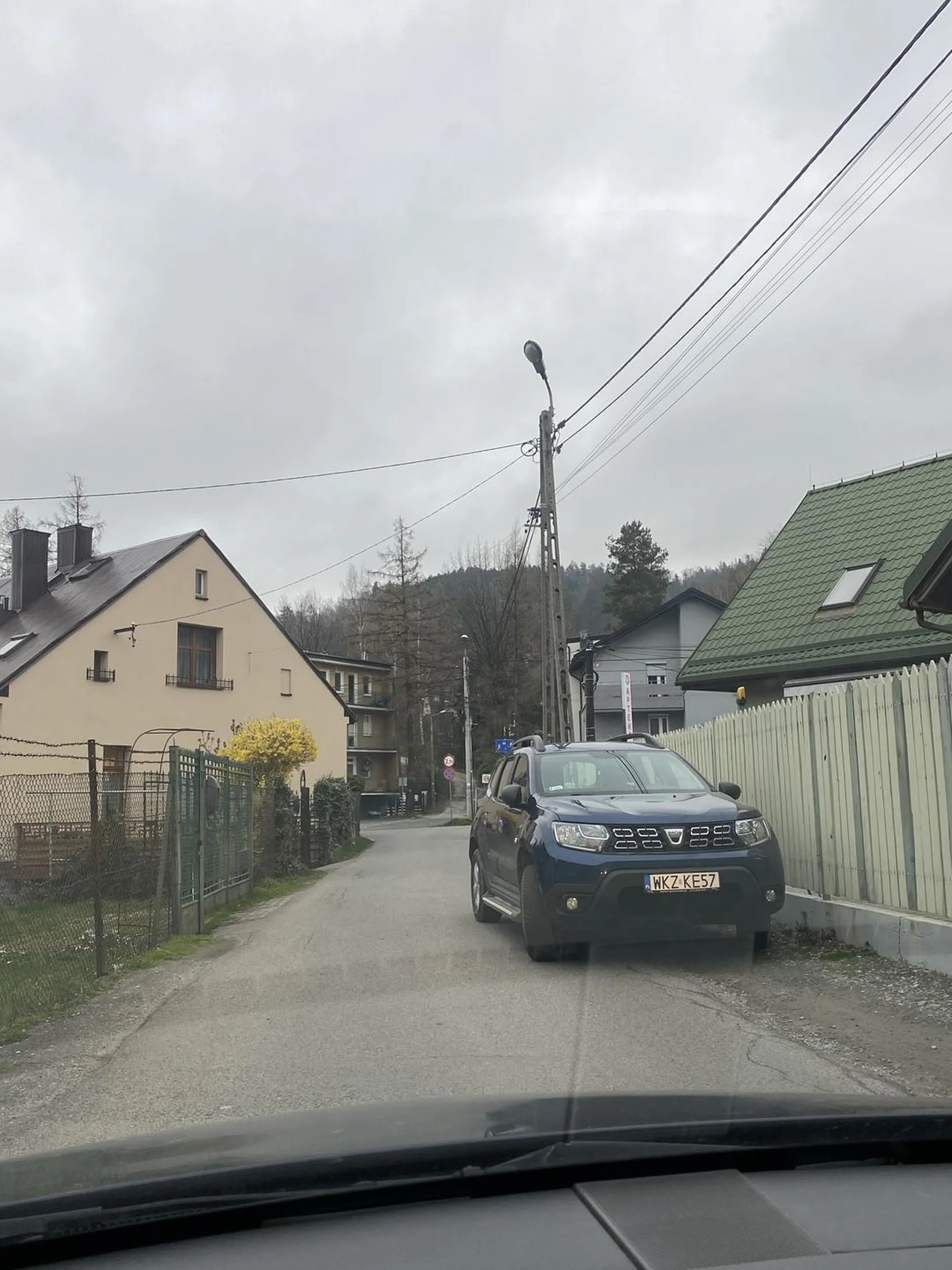 Pajac stanął tak, że droga niemal nieprzejezdna. O włos i bym zachaczyl o płot