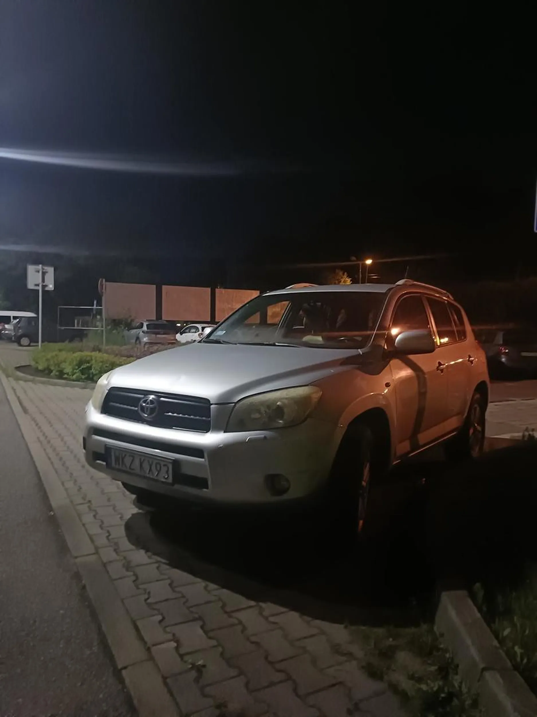 Nie rozróżnia parkingu od chodnika