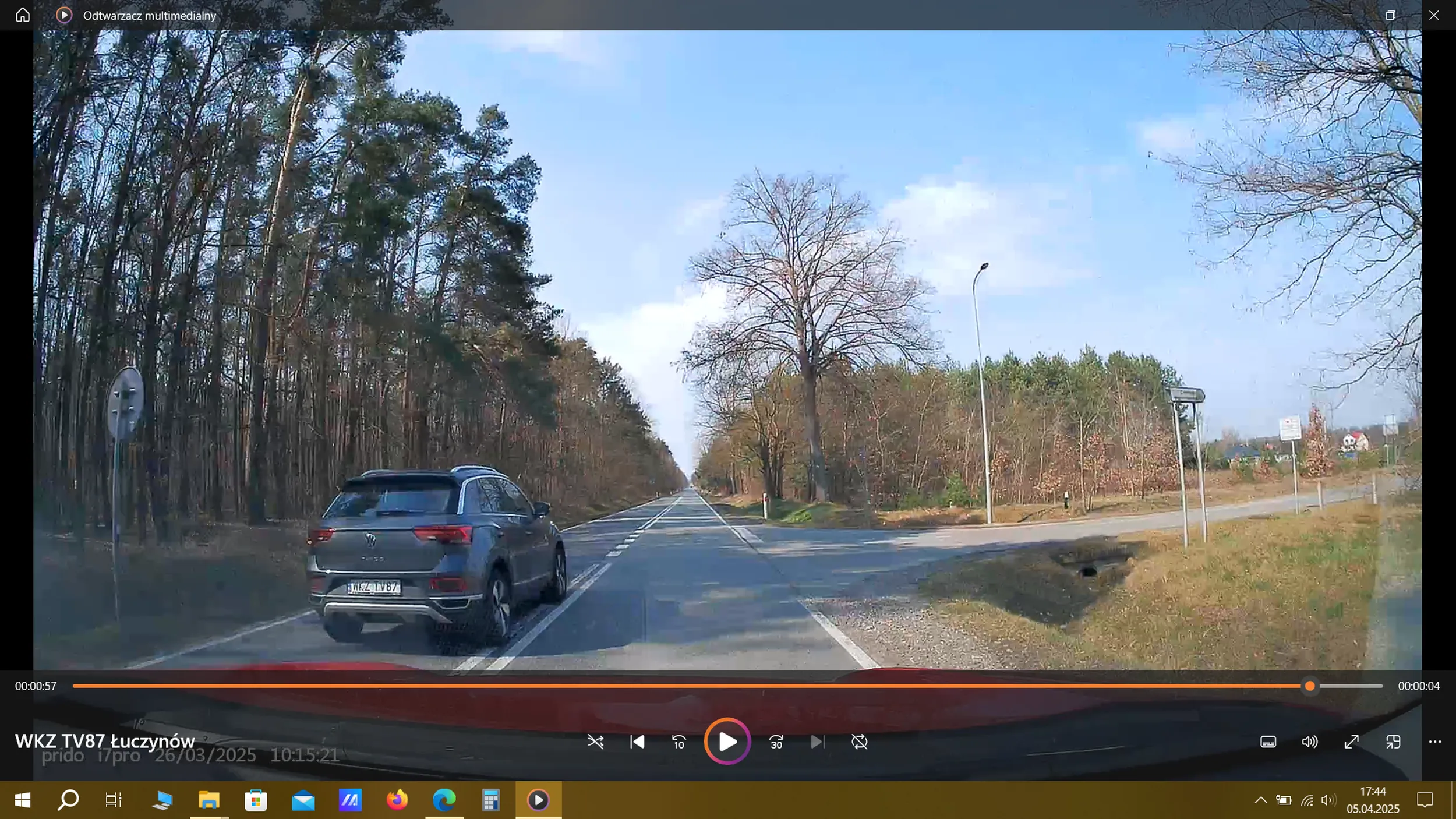 W ciągu 4 min i 30 sec. ten MISZCZ wyprzedzał na skrzyżowaniu (10P + 1000 zł), nie zatrzymał się na czerwonym z warunkową strzałką (6P + 100 zł), przekroczył podwójną ciągłą linię (5P + 200 zł) i przekroczył (przejechał 700 m w 18 sekund) prędkość o 50km/h (11P + 1000 zł). Razem 32 PUNKTY i 2300 zł mandatu. na wszystko mam nagrania z przedniej i tylnej kamery. Gratuluję.