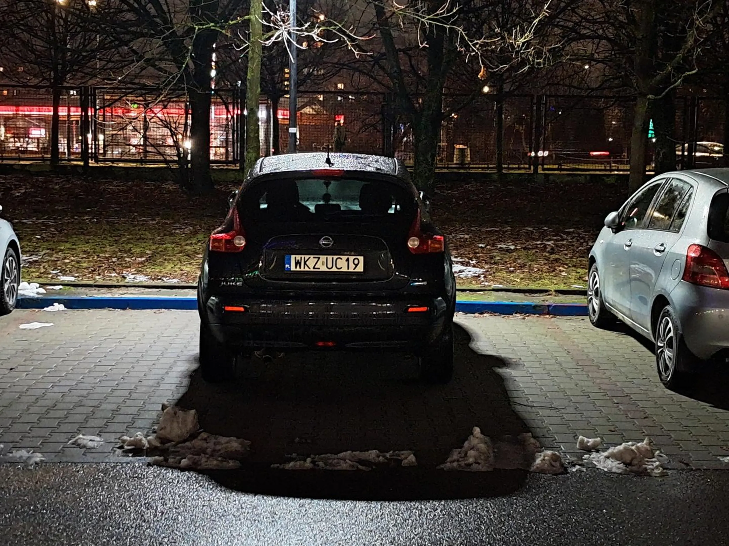 Typowa "owca" ktora nie potrafi parkować. Nie jest w stanie zmieścić się w wyznaczonych liniach na parkingu. Problem z nieumiejętnym parkowaniem wynika z braku doświadczenia za kierownicą, braku wyczucia gabarytów samochodu, a innym razem po prostu lekceważenie zasad współżycia społecznego na drodze. Dla tego kierowcy nie istnieje potrzeba poprawy swoich umiejętności – wystarczy im zostawienie auta byle gdzie, bez względu na konsekwencje. Istne buractwo.