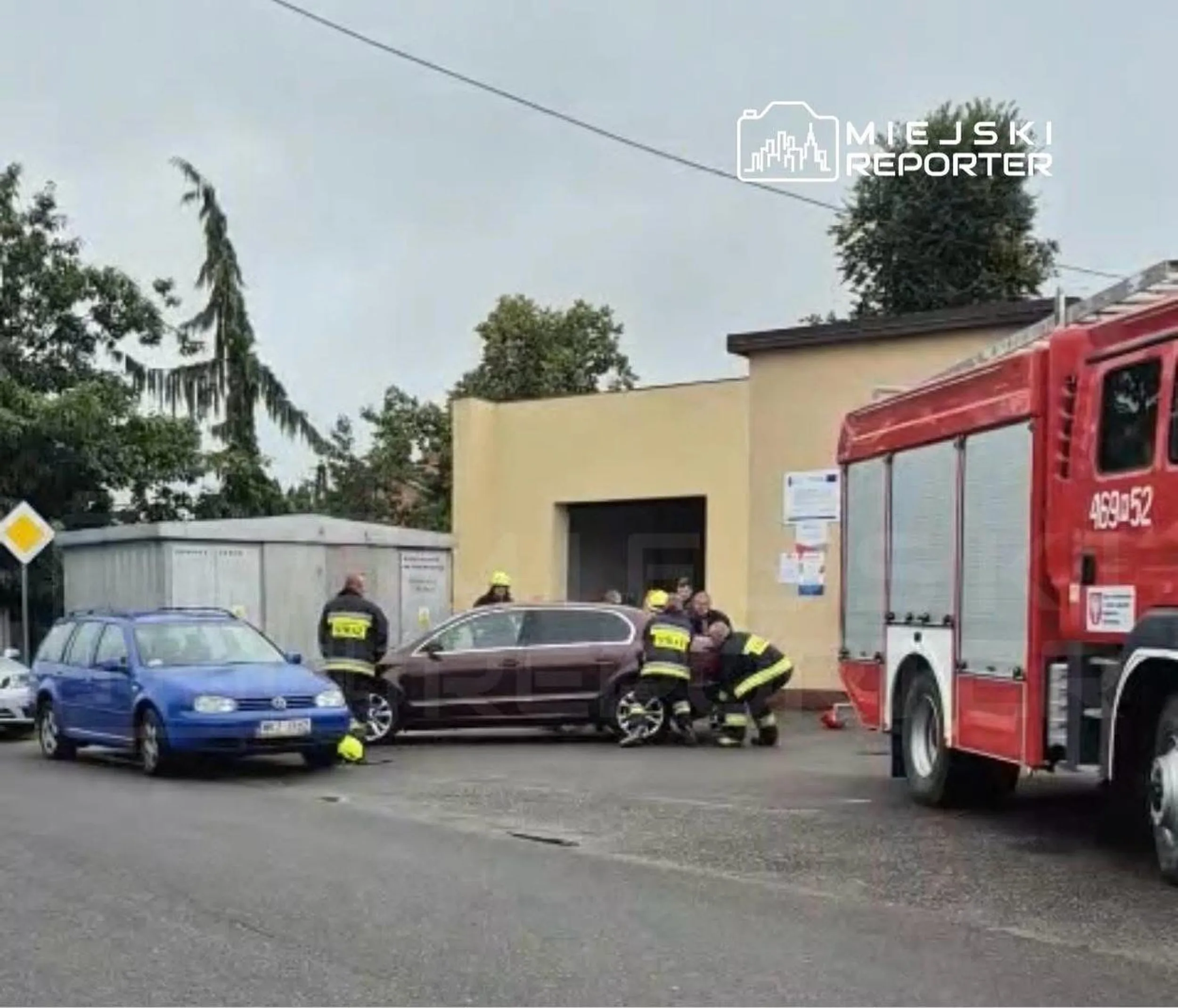 Strażacy tracili cenne minuty przez blokujący bramę remizy samochód. Auto musieli przesunąć ręcznie. Poszkodowany utonął. https://www.facebook.com/share/v/16YJGGigM7/?mibextid=wwXIfr