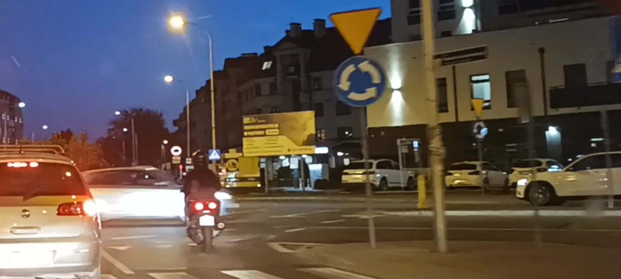 Bandyta na skuterze wyprzedził mnie przed skrzyżowaniem na podwójnej linii ciągłej i przejechał przez skrzyżowanie na czerwonym sygnalizatorze świetlnym.