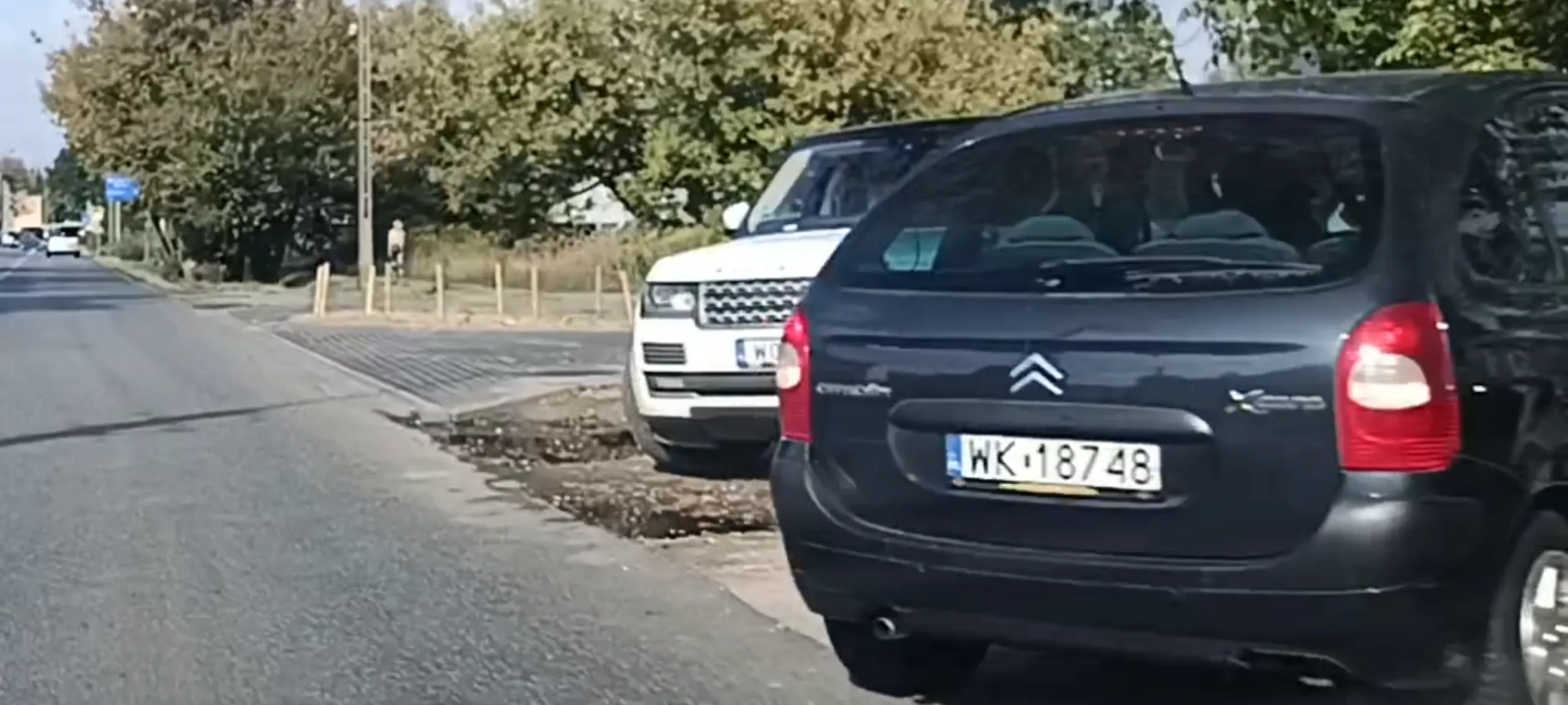 Chamskie parkowanie na trawniku przy cmentarzu na ulicy Ryżowej we Włochach . A 20m dalej jest wjazd na legalny darmowy parking dla cmentarza.