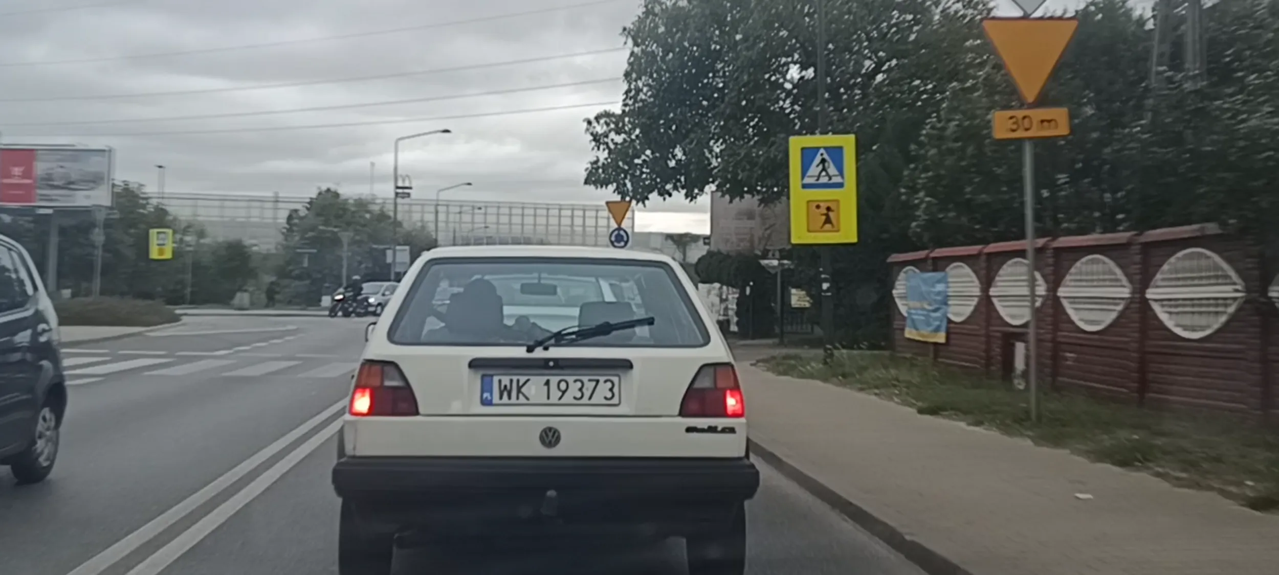 Bandyta drogowy wbił mi się z impetem przed maskę auta na rondzie bez ustąpienia pierwszeństwa przejazdu przed jego wjazdem na rondo.