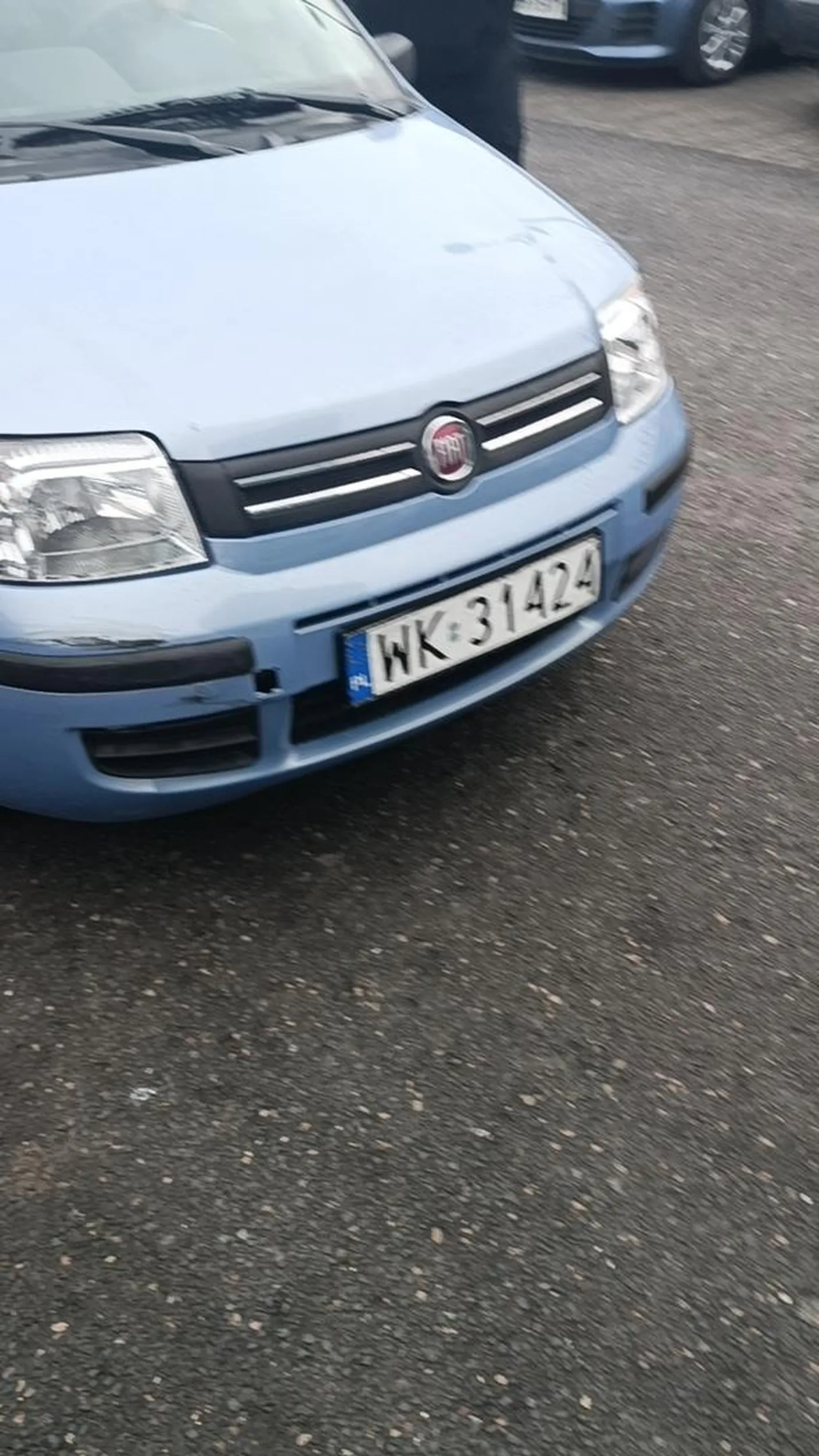 Pan ma spokojnie ponad 80 lat, ale bojowego nastawienia mu nie brakuje. Chyba nie słyszy, bo długi klakson nie powstrzymał go przed cofaniem prosto w nasze auto. Zorientowanie w rzeczywistość drogowej na poziomie do zabrania prawa jazdy.