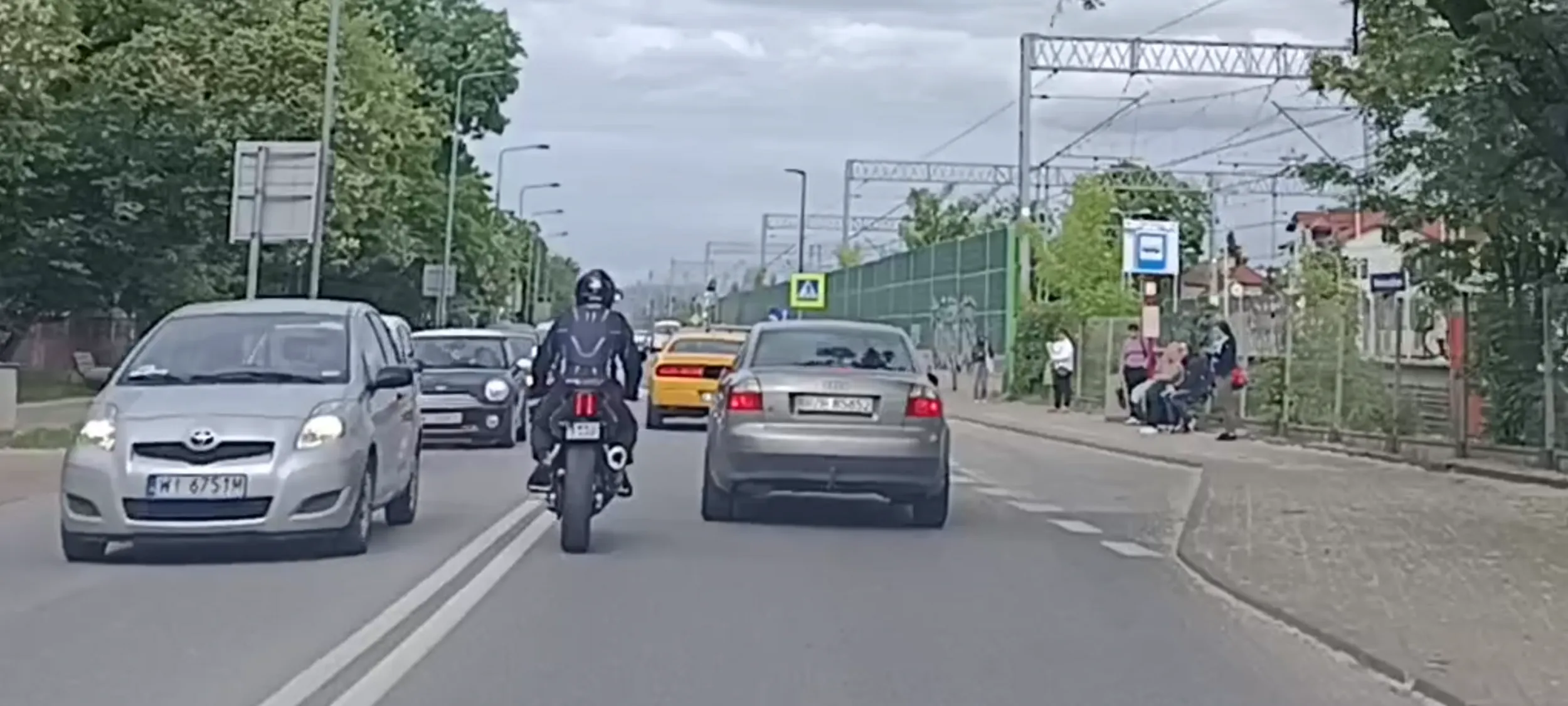Bandyta drogowy na wraku motorynki wyprzedza po pasie wyłączonym z ruchu a potem wyprzedza przed przejściem dla pieszych przekraczając dopuszczalną prędkość .