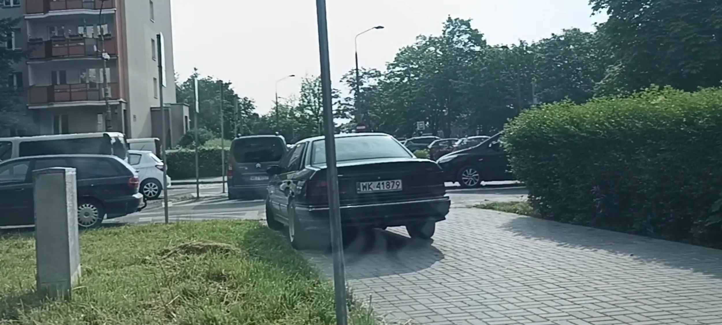 Złom po wypadku porzucony na chodniku na przejściu dla pieszych