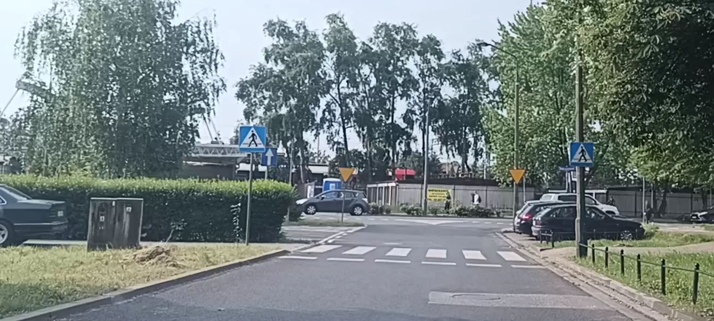 Złom po wypadku porzucony na chodniku na przejściu dla pieszych