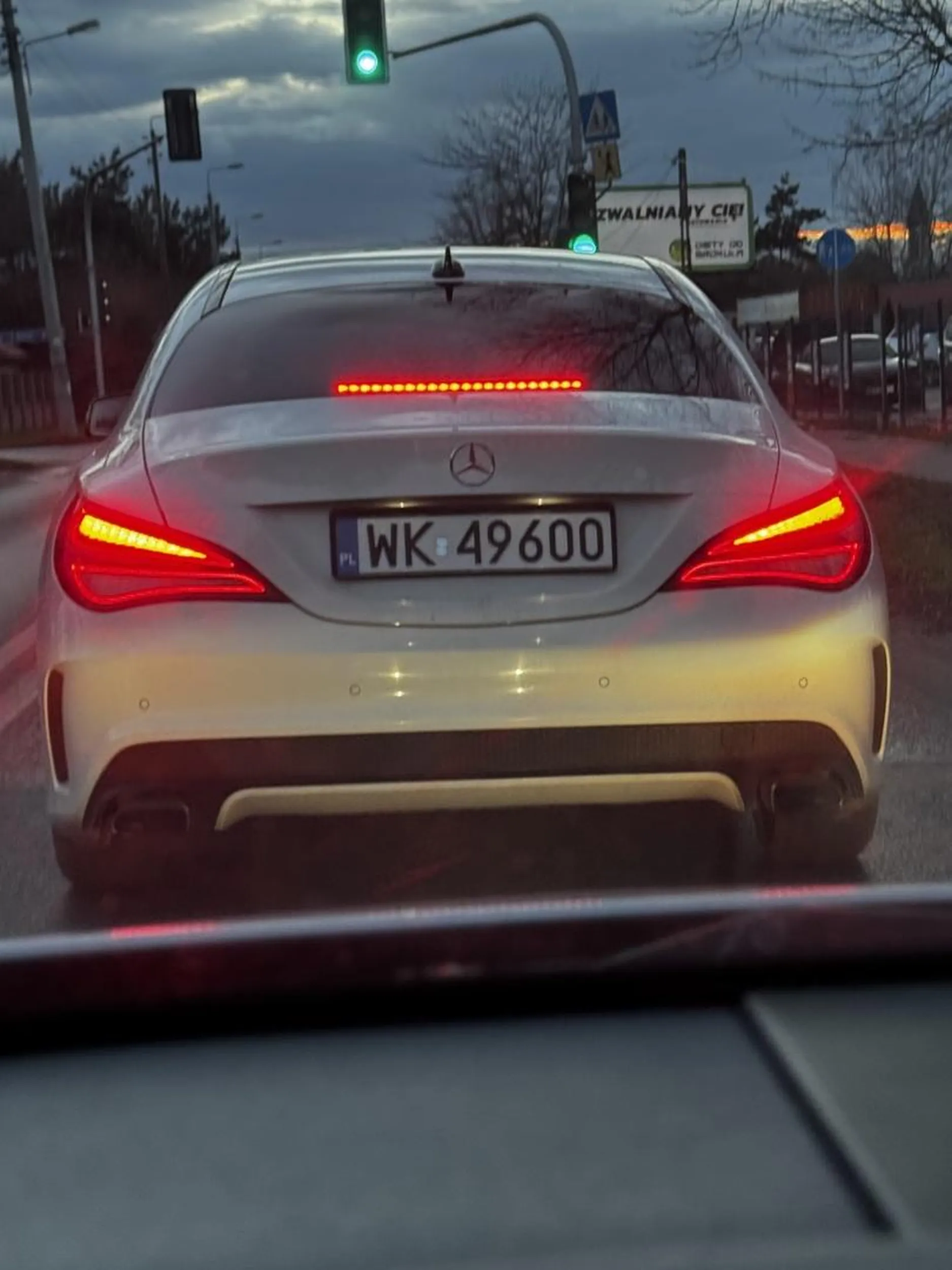 Wymusza pierwszeństwo. Trzeba gwałtownie hamować z dziećmi na pokładzie. Nawet nie przeprosi ??