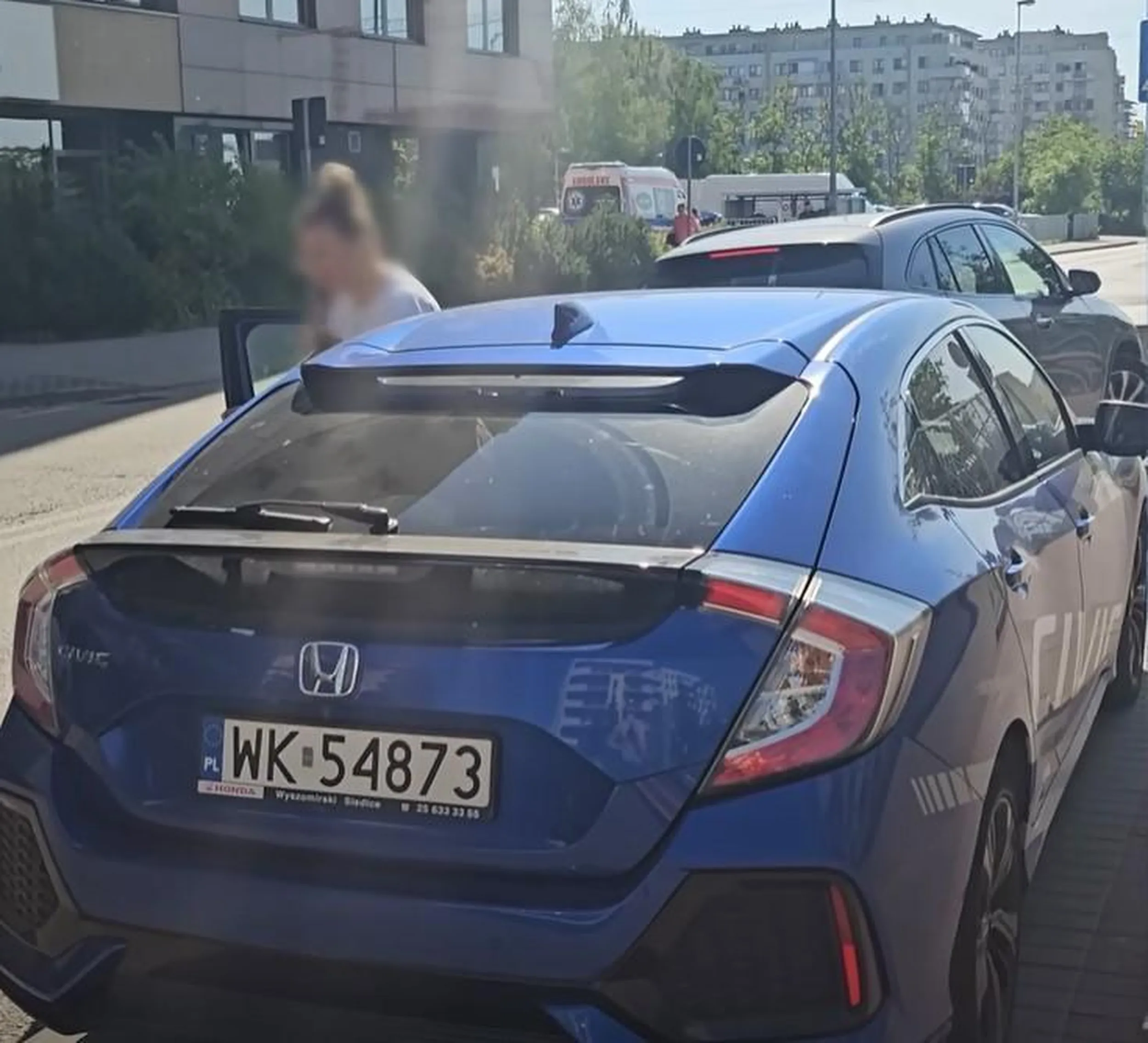 Pustak parkuje na chodniku. Zero wrażliwości i zrozumienia.