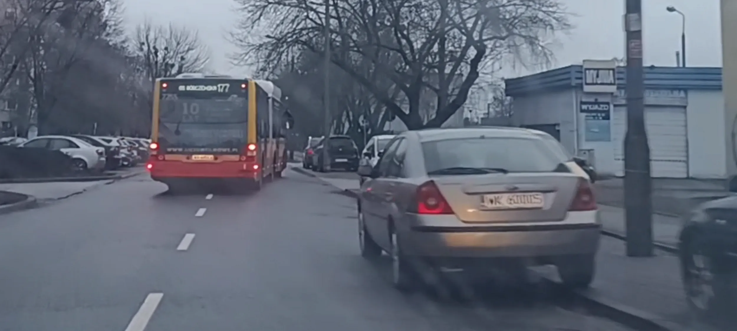 Bandyta drogowy stoi wrakiem zaparkowanym na ulicy zamiast wyznaczonych miejscach przy jezdni już kilka dni i utrudnia przejazd zwłaszcza autobusom.