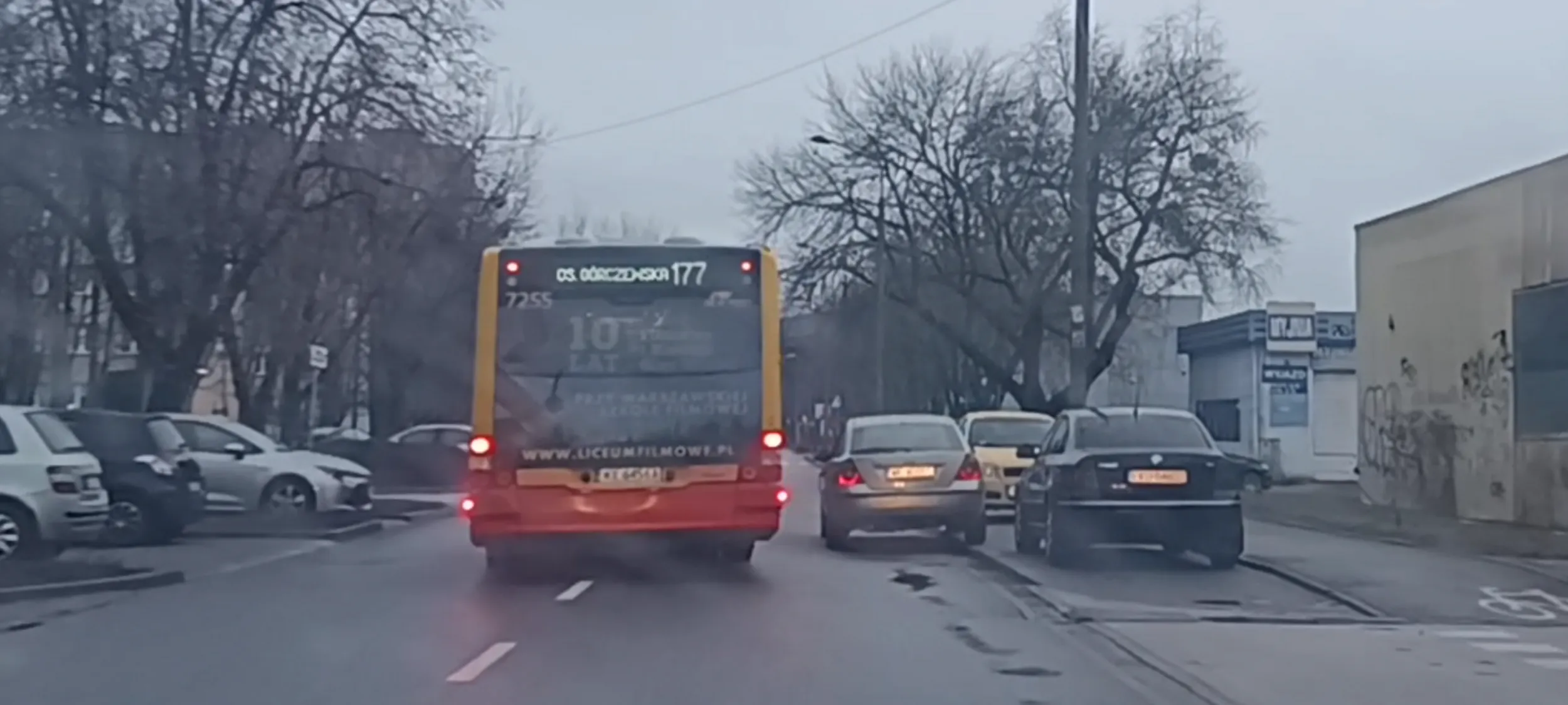 Bandyta drogowy stoi wrakiem zaparkowanym na ulicy zamiast wyznaczonych miejscach przy jezdni już kilka dni i utrudnia przejazd zwłaszcza autobusom.
