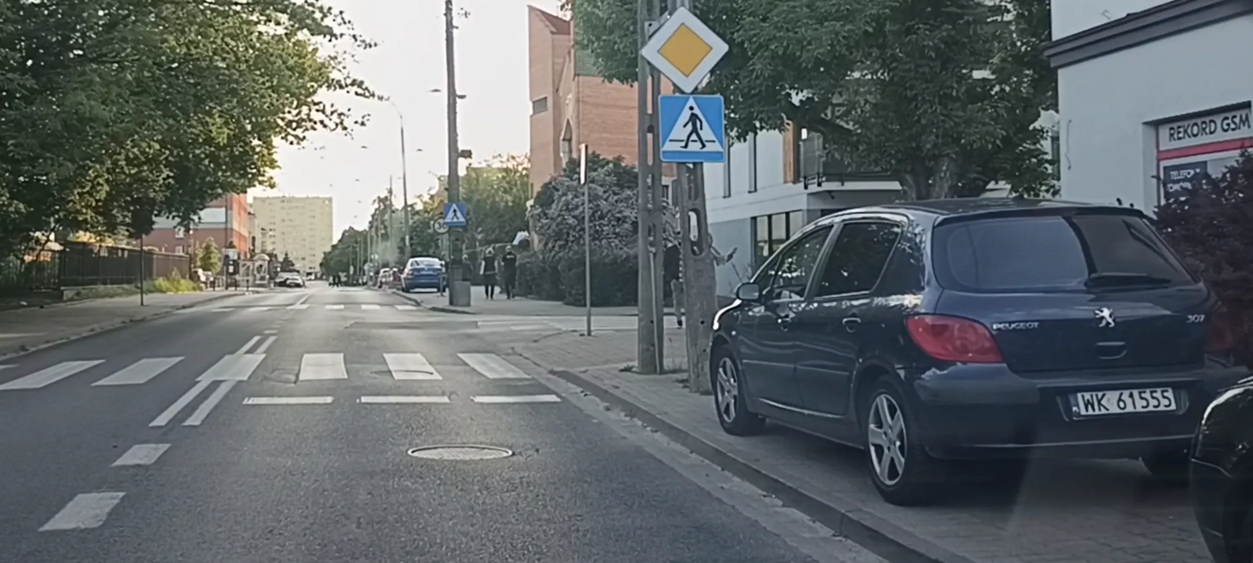 Chamskie nielegalne  parkowanie przed samym przejściem dla pieszych