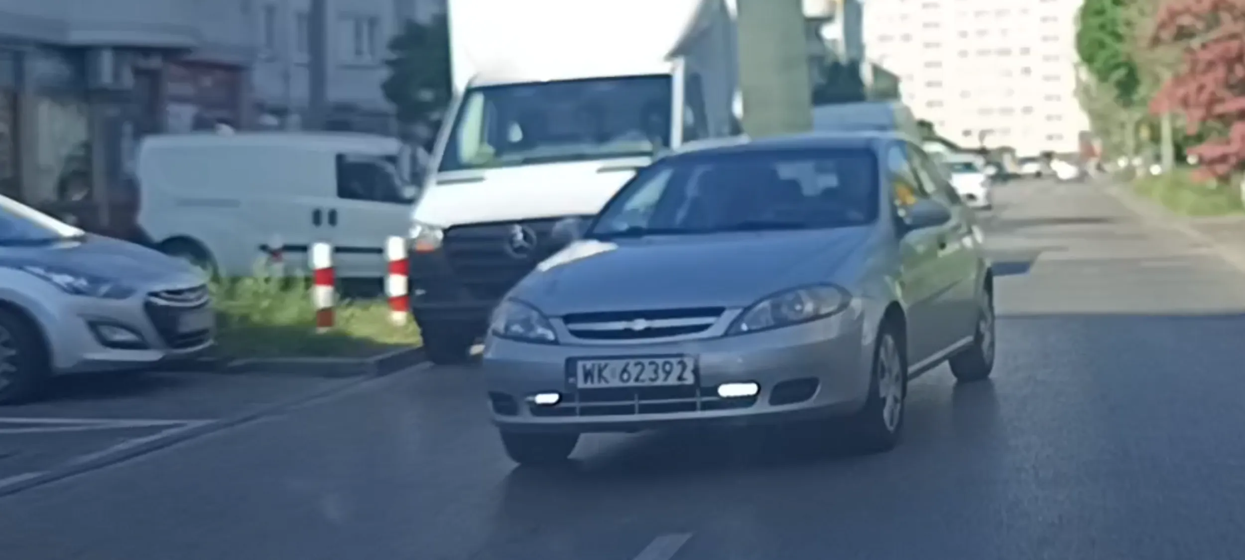 Bandyta drogowy wymusza pierwszeństwa przejazdu na czołowe zdarzenie, aż musiałem się całkowicie zatrzymać żeby nie było wypadku. Na dodatek jechał lewym pasem ruchu przez przejście dla pieszych