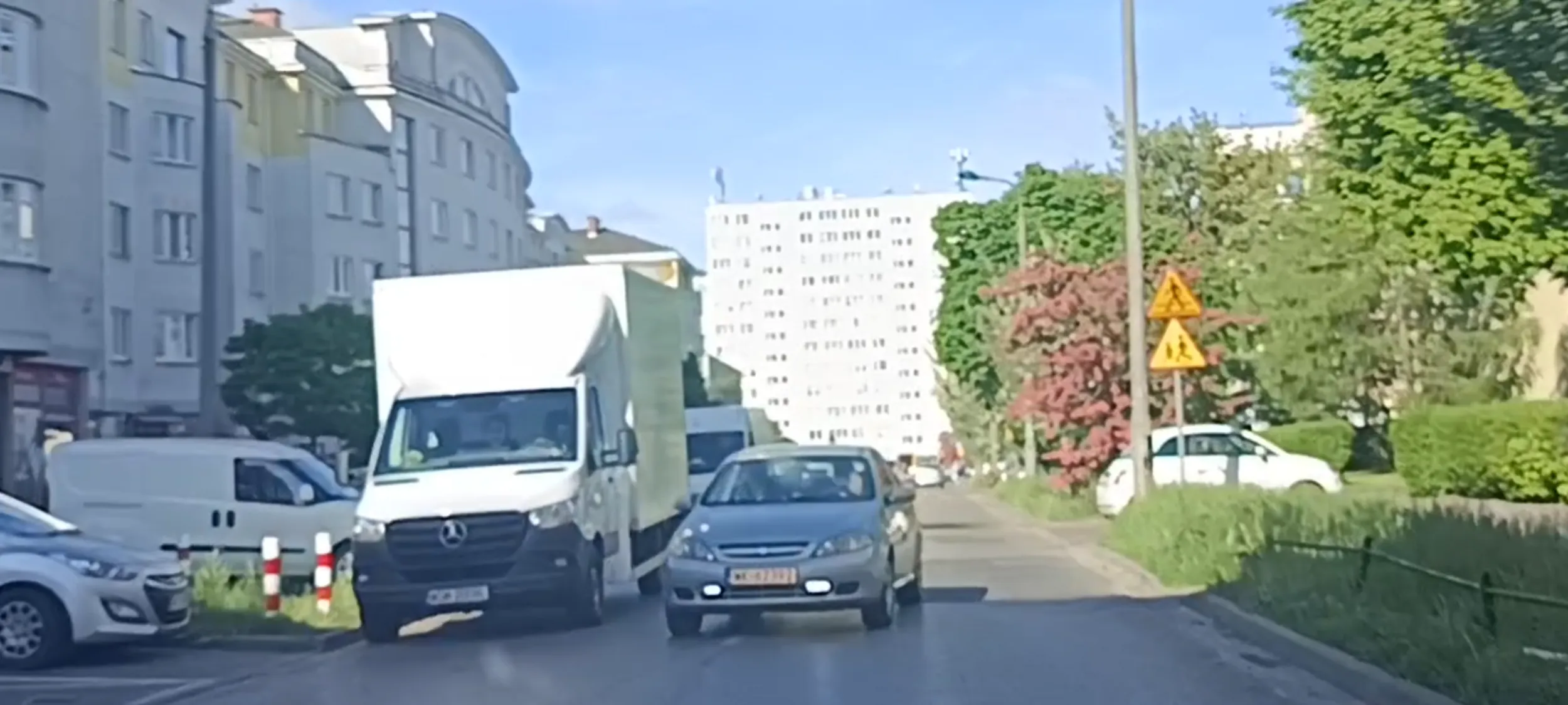 Bandyta drogowy wymusza pierwszeństwa przejazdu na czołowe zdarzenie, aż musiałem się całkowicie zatrzymać żeby nie było wypadku. Na dodatek jechał lewym pasem ruchu przez przejście dla pieszych