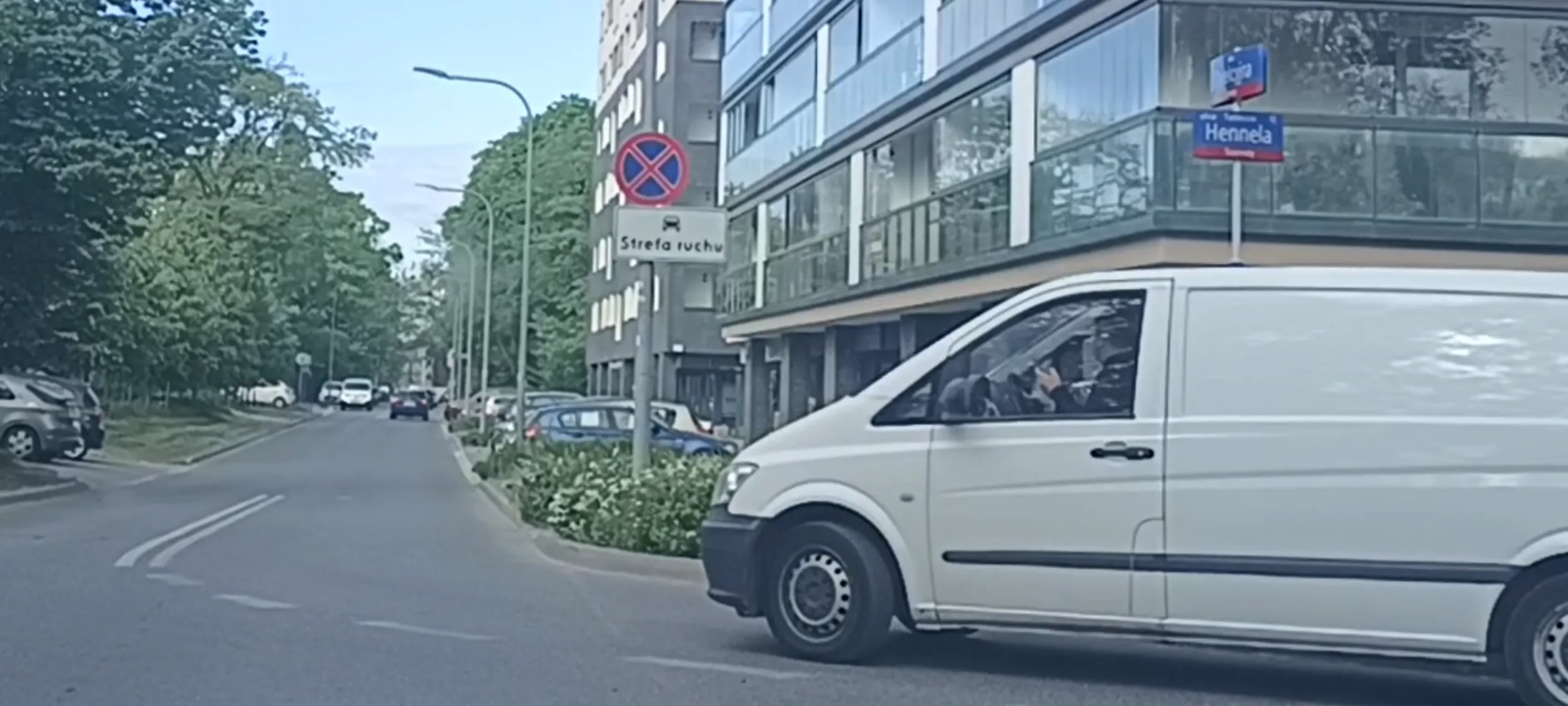 Kierowca ogląda pornosy na telefonie trzymanym w ręku i w czasie jazdy.