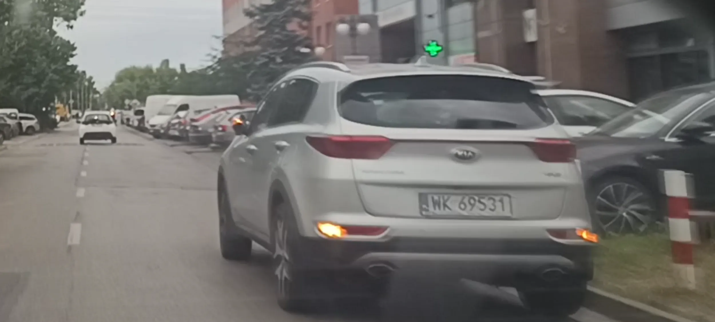 Chamidło płci babskiej zaparkowało sobie na ulicy