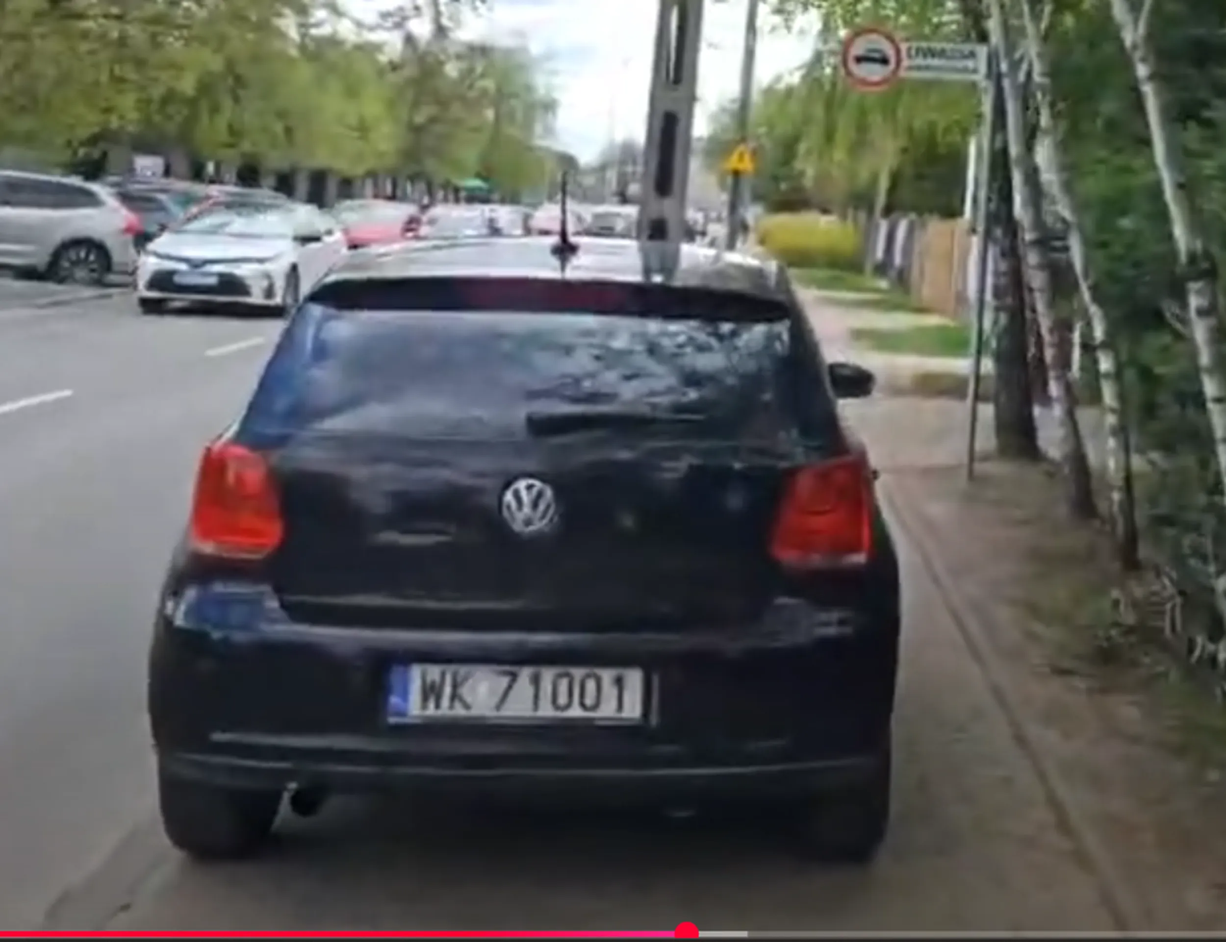 "Parkowanie" na chodniku.