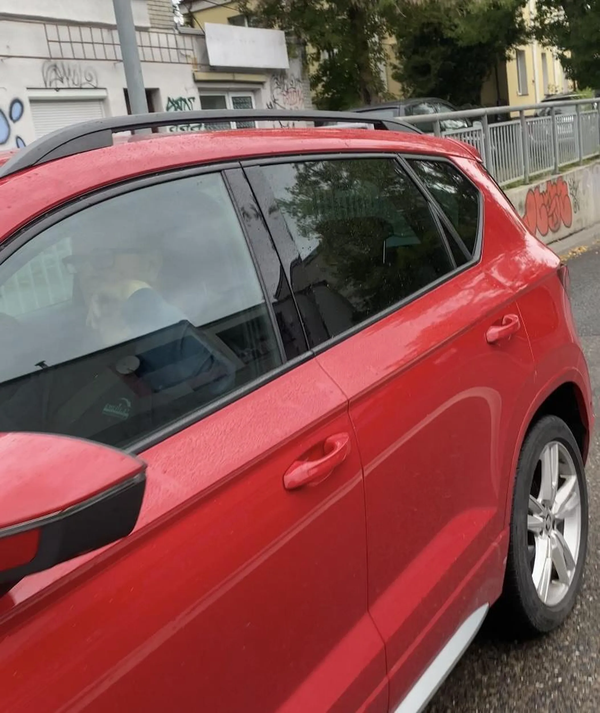 Uwaga na wyjątkowo agresywnego kierowcę. Najpierw "siedzi na zderzaku" bo Panu coś ewidentnie nie pasowało, wyprzedził mnie później "na żyletki" i próbował mnie agresywnie wyhamować na tyle że prawie jechałem w niego.