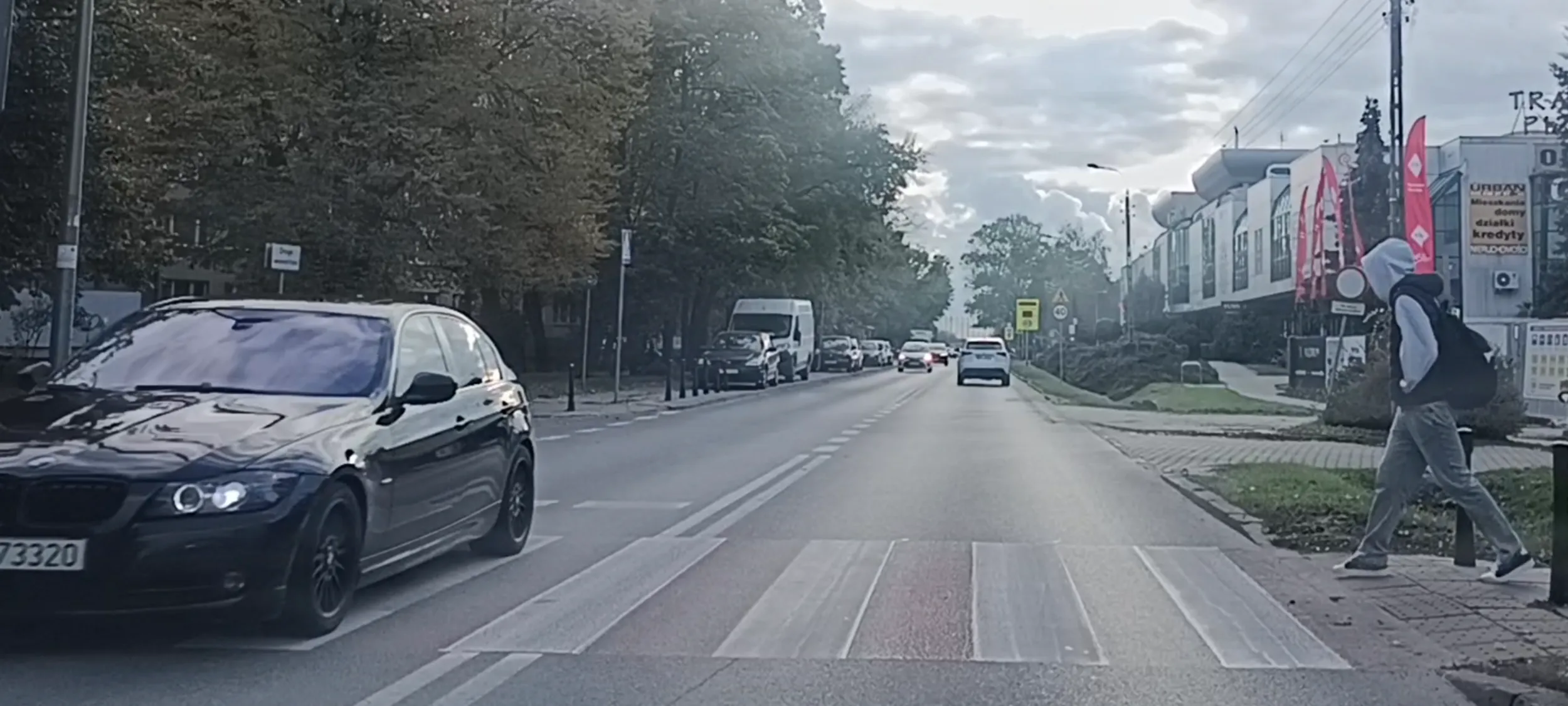 Bandyta drogowy przejeżdża przez przejście dla pieszych i nie ustępuje pierwszeństwa pieszemu na przejściu.