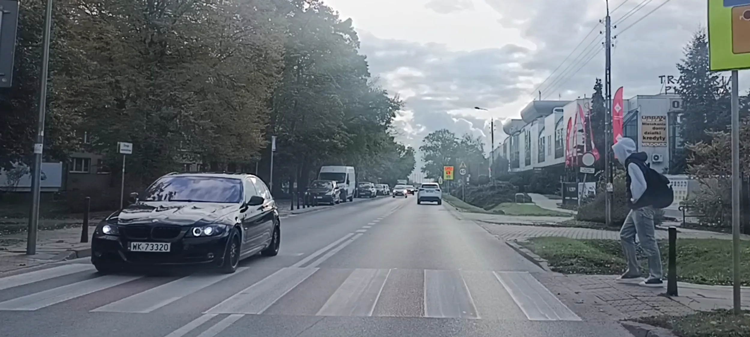 Bandyta drogowy przejeżdża przez przejście dla pieszych i nie ustępuje pierwszeństwa pieszemu na przejściu.