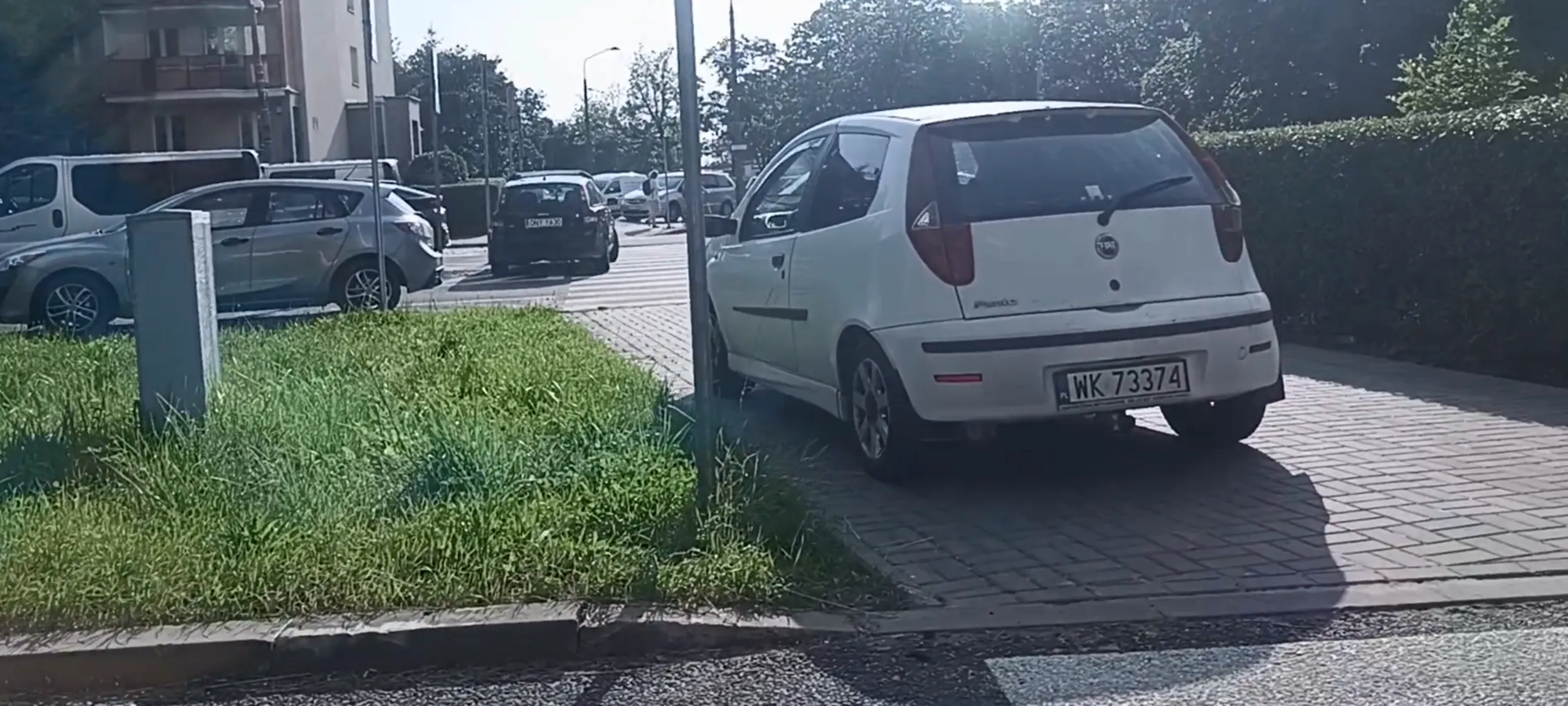 Złom porzucony na przejściu dla pieszych