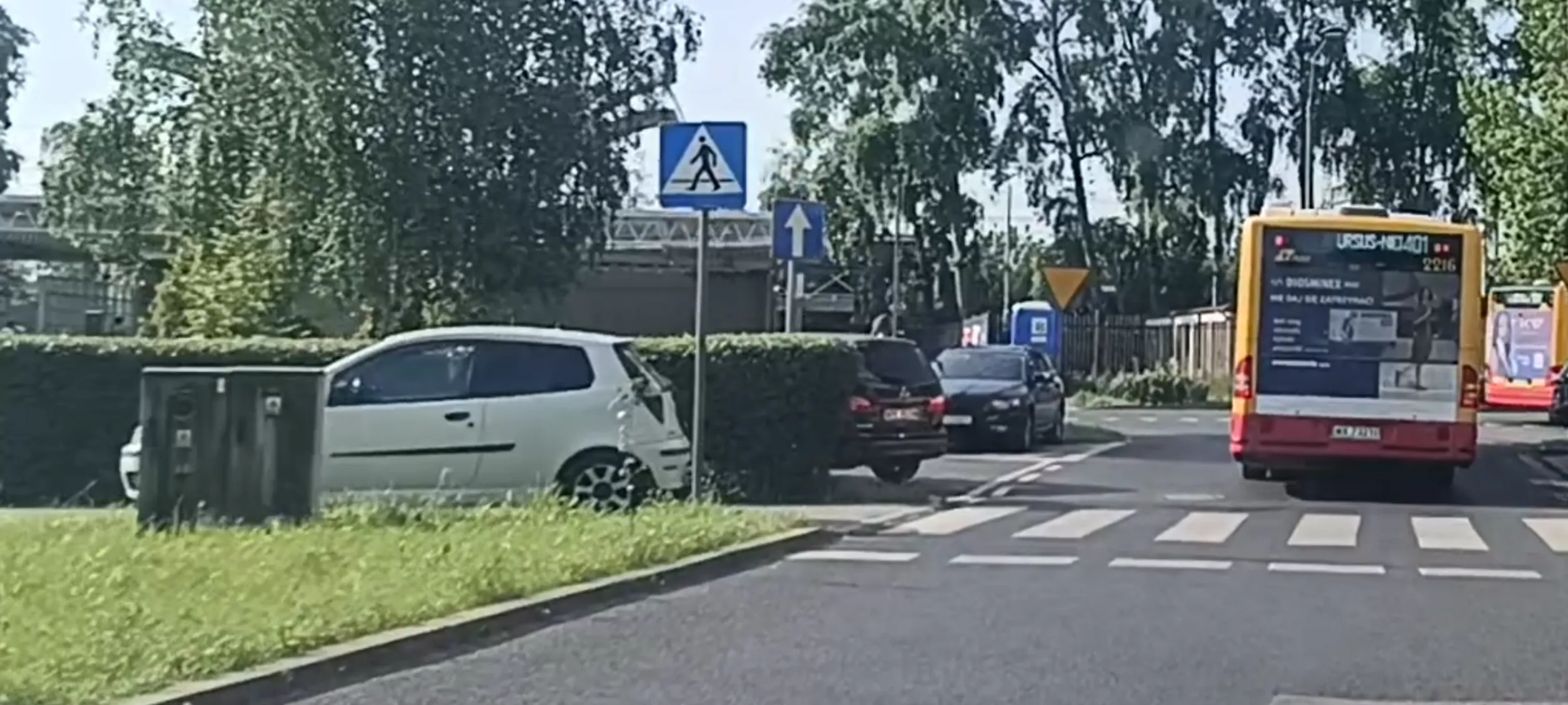 Złom porzucony na przejściu dla pieszych