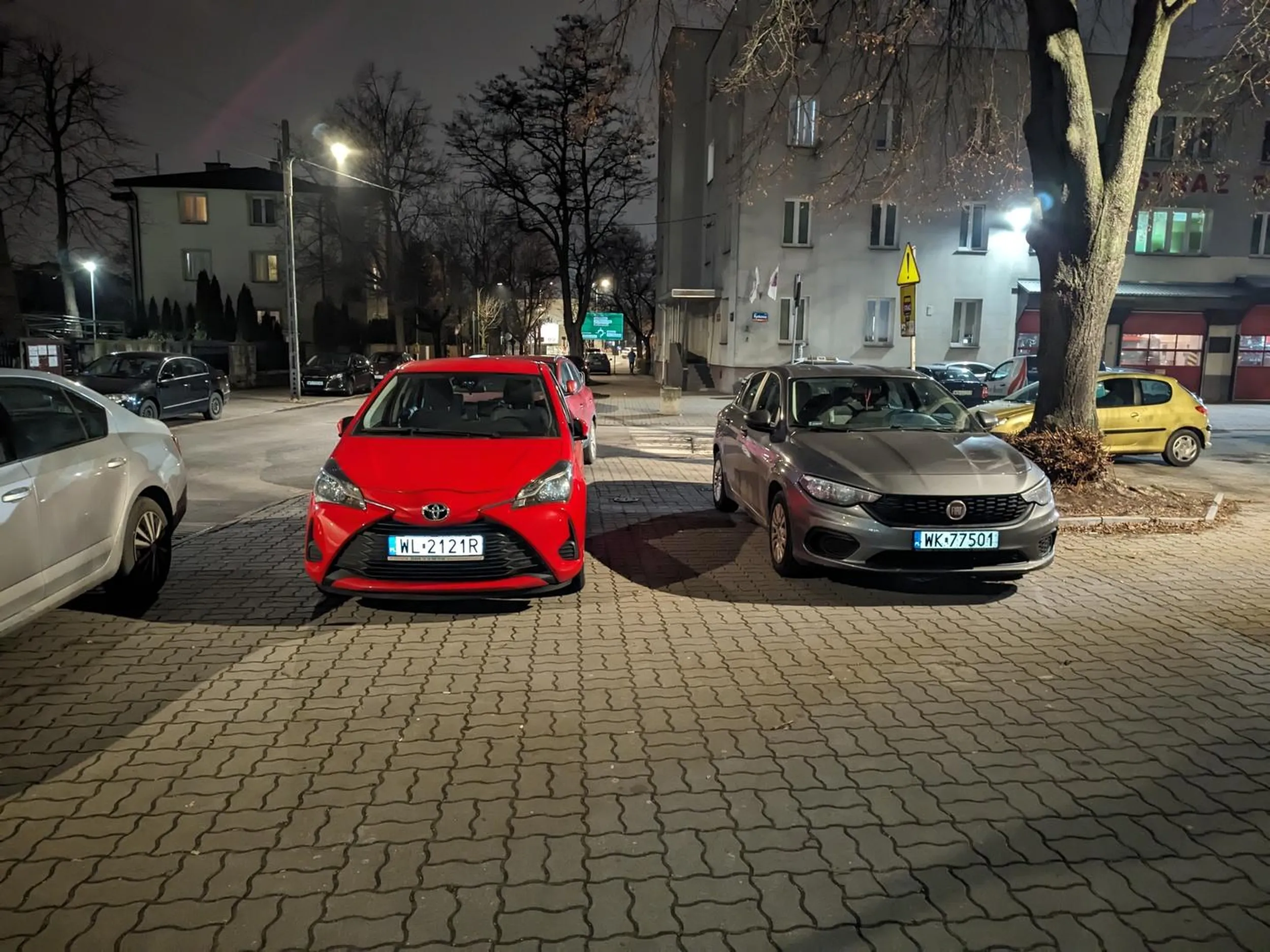 Kolejne barany, co przez przejście sobie parking na środku chodnika robią. Tacy jak wy to raczej do nieba nie trafią...