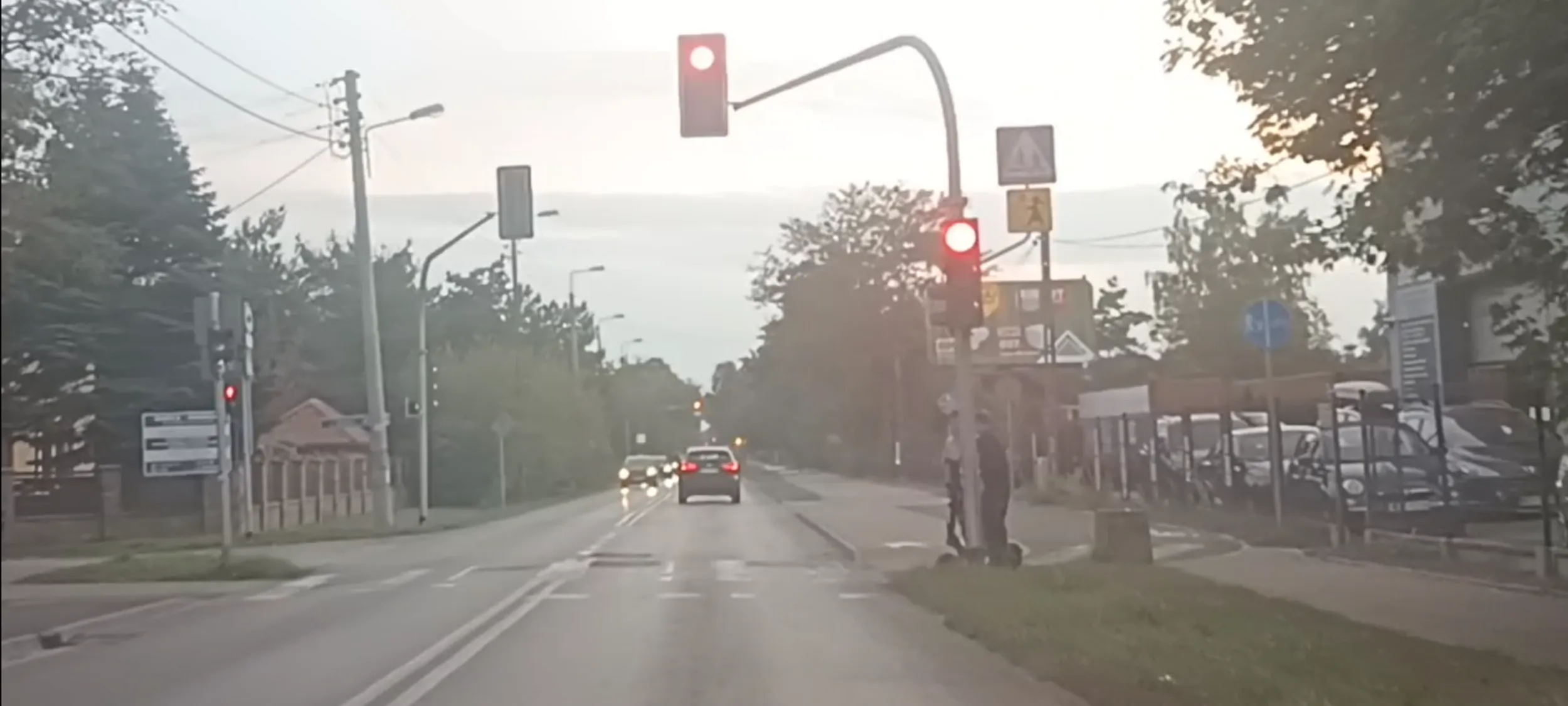 Kierująca autem to bandyta drogowy, przekracza prędkości o 35kmh w miejscu ograniczenia do 40kmh. Przejeżdża przez skrzyżowanie na czerwonym sygnalizatorze świetlnym.