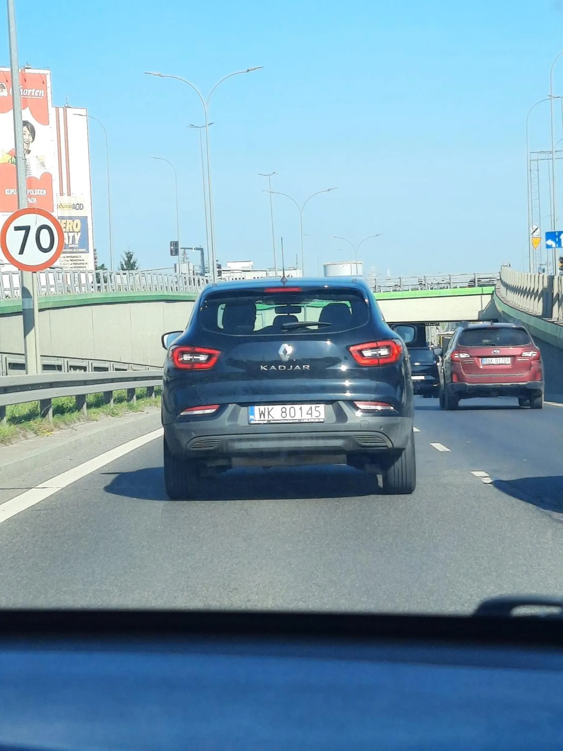 Wjechał na czerwonym świetle na skrzyżowanie, żeby potem wyhamować inne samochody. Na obwodówce wjeżdża na żyletki między samochody albo na lewym pasie wyhamowuje ruch bo nagle sobie przypomina że musi zjechać... niebezpieczny kierowca.