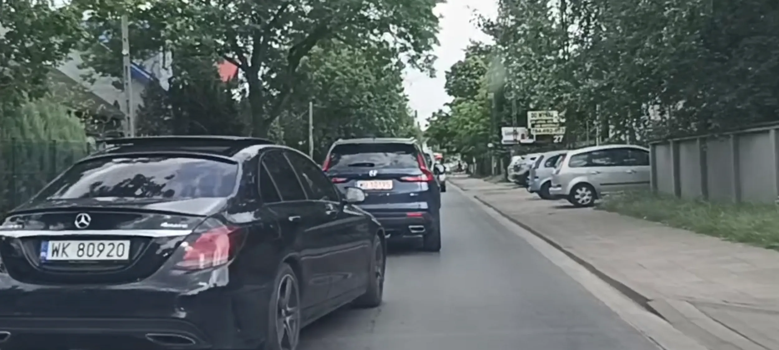 Autem jeździ agresywnie jakiś szur na dopalaczach, jest agresywny, jeździ slalomem po ulicy, wyprzedza na skrzyżowaniu, na podwójnej linii ciągłej, nie umie się utrzymać na pasie jezdni. Zatrzymuje się na ulicy bez powodu i wyzywa innych kierowców.