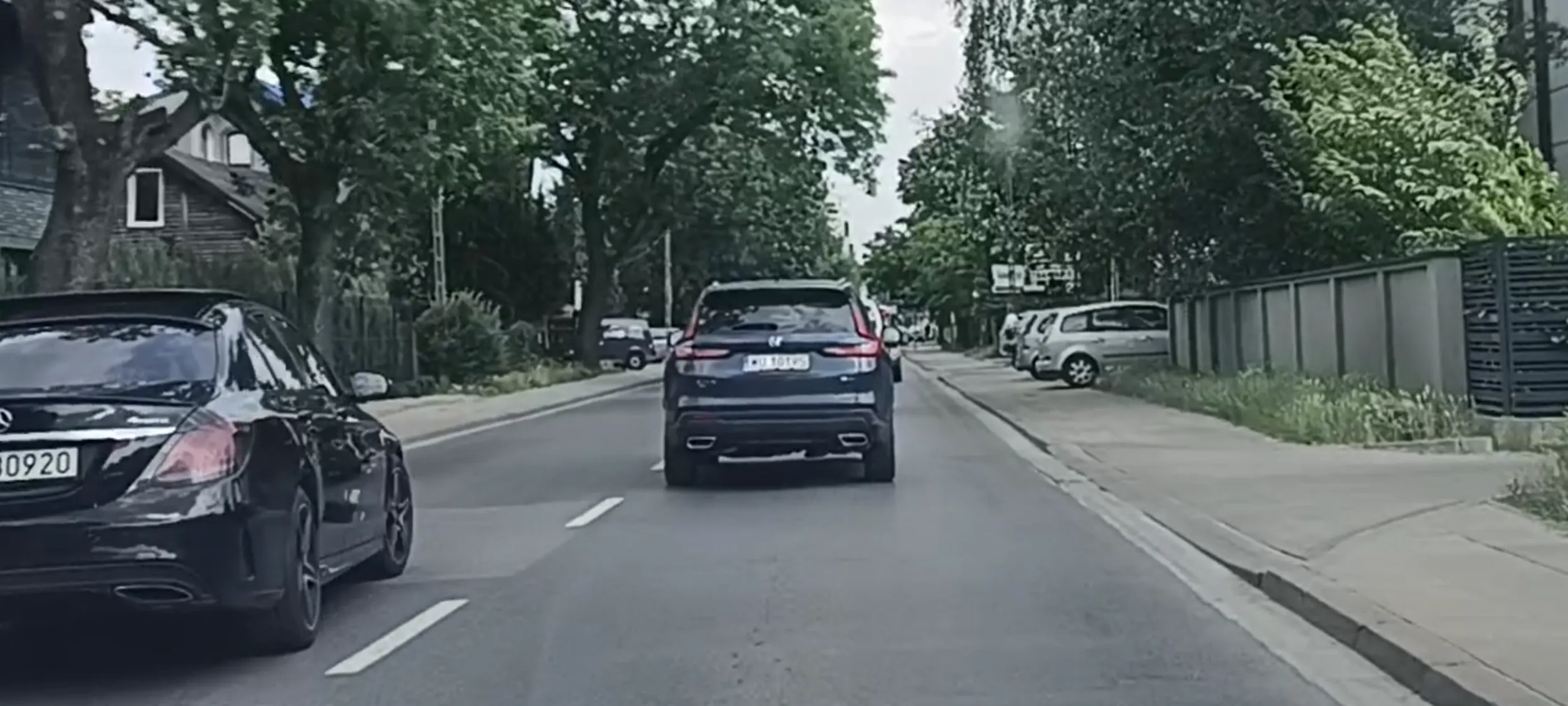 Autem jeździ agresywnie jakiś szur na dopalaczach, jest agresywny, jeździ slalomem po ulicy, wyprzedza na skrzyżowaniu, na podwójnej linii ciągłej, nie umie się utrzymać na pasie jezdni. Zatrzymuje się na ulicy bez powodu i wyzywa innych kierowców.